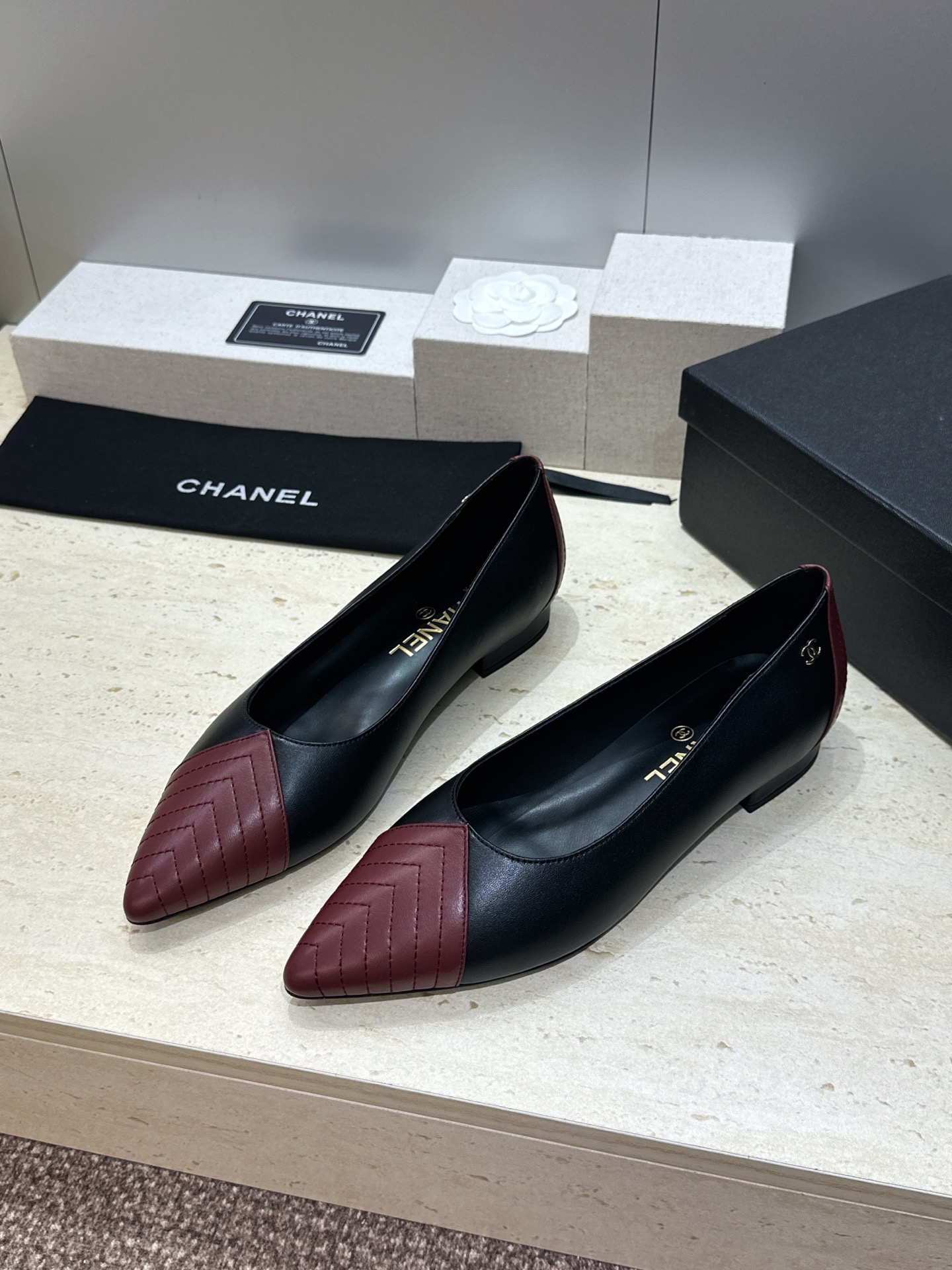 CHANEL 香奈儿 2026春夏新款平底尖头拼色女鞋  小香双C字母logo五金扣时尚百搭单鞋材质:鞋