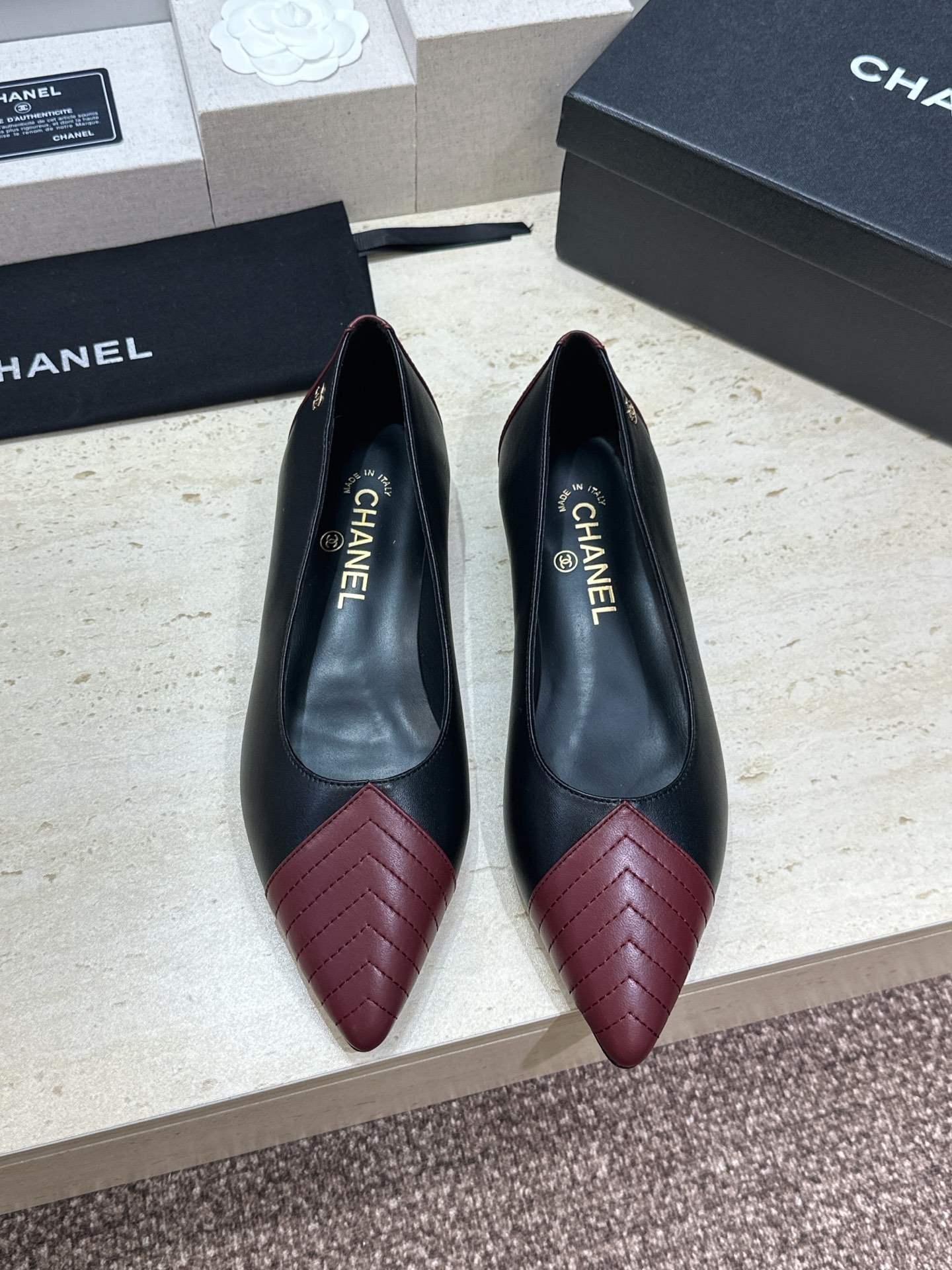 CHANEL 香奈儿 2026春夏新款平底尖头拼色女鞋  小香双C字母logo五金扣时尚百搭单鞋材质:鞋