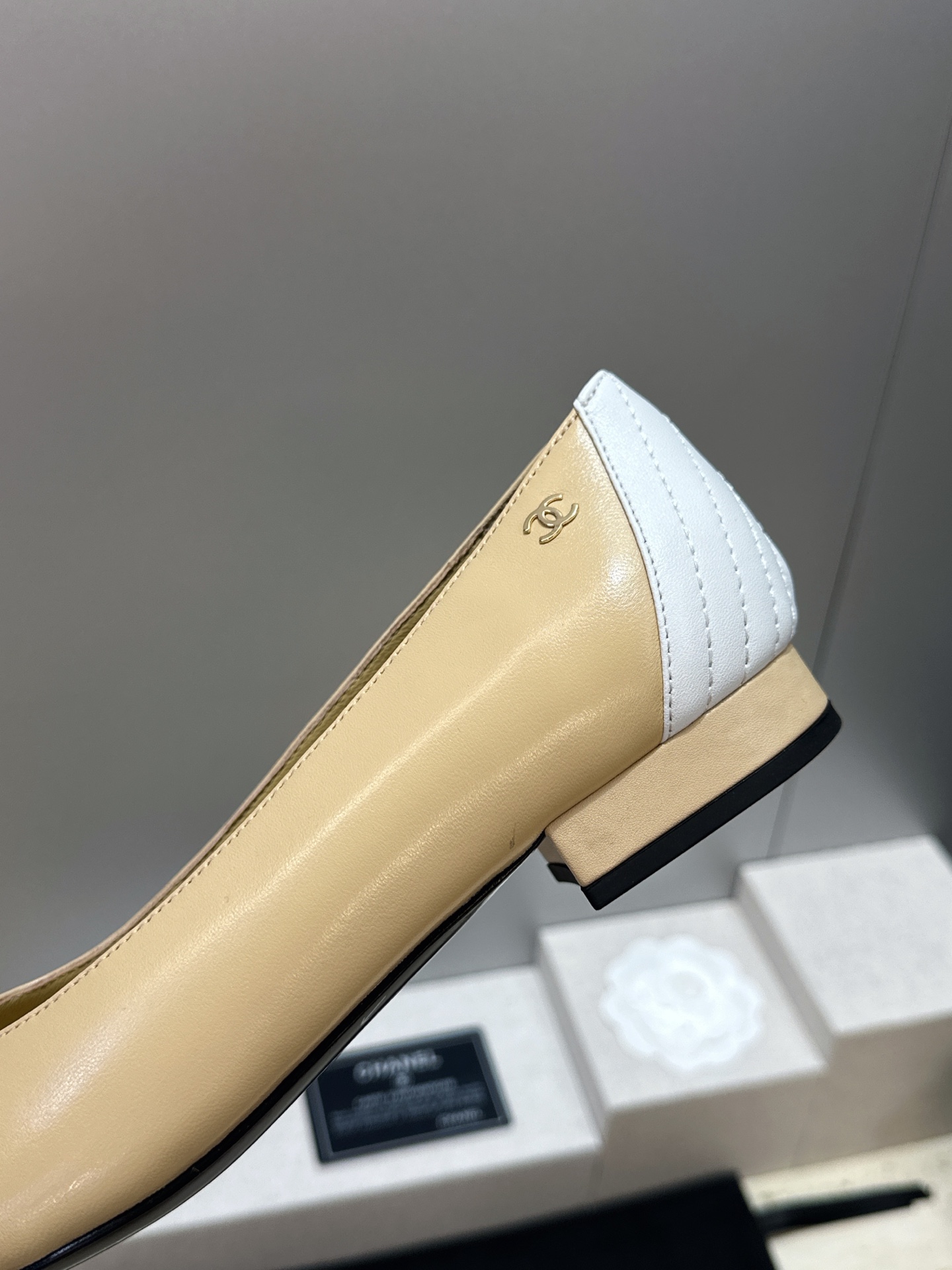 CHANEL 香奈儿 2026春夏新款平底尖头拼色女鞋  小香双C字母logo五金扣时尚百搭单鞋材质:鞋