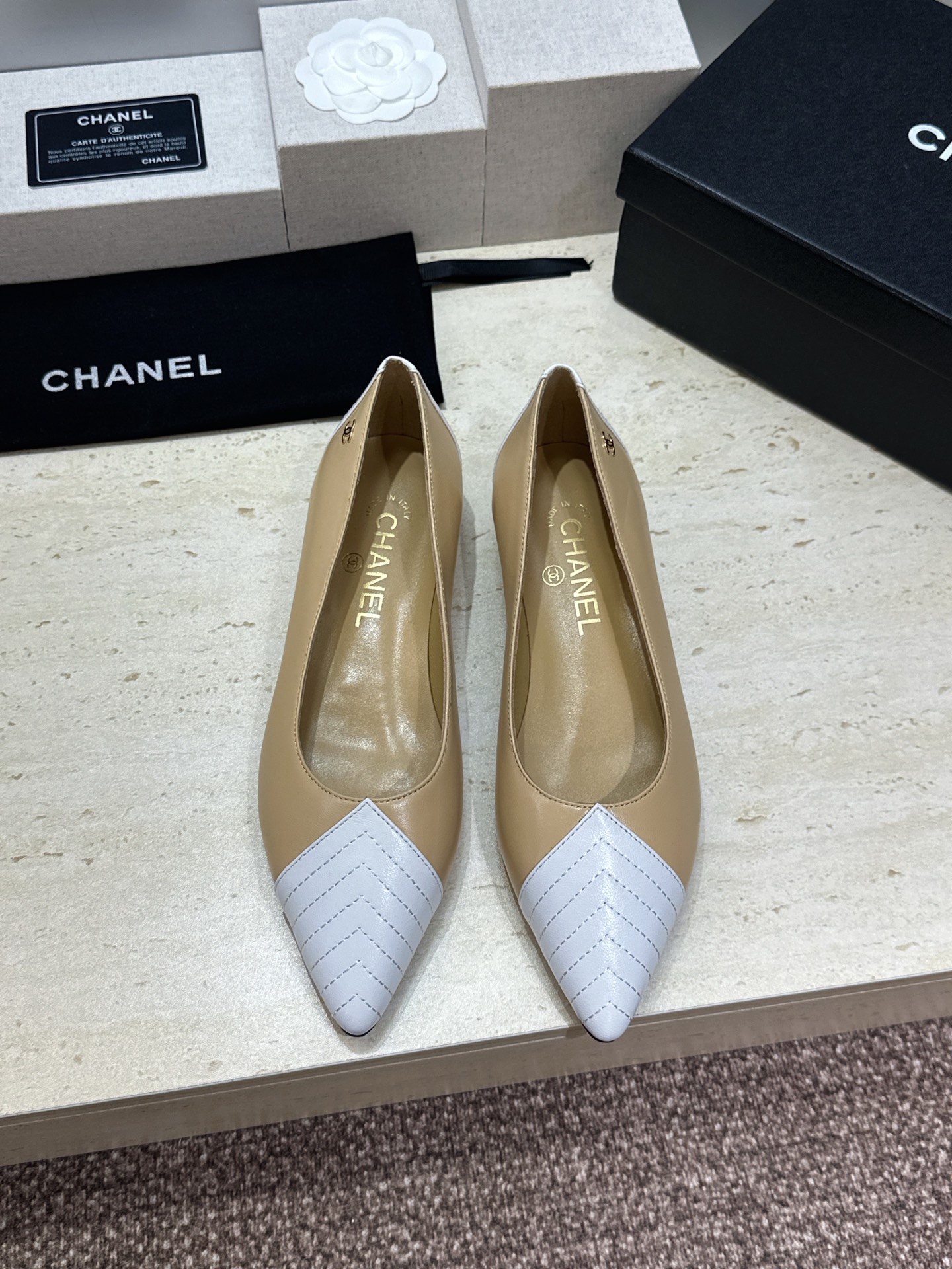 CHANEL 香奈儿 2026春夏新款平底尖头拼色女鞋  小香双C字母logo五金扣时尚百搭单鞋材质:鞋