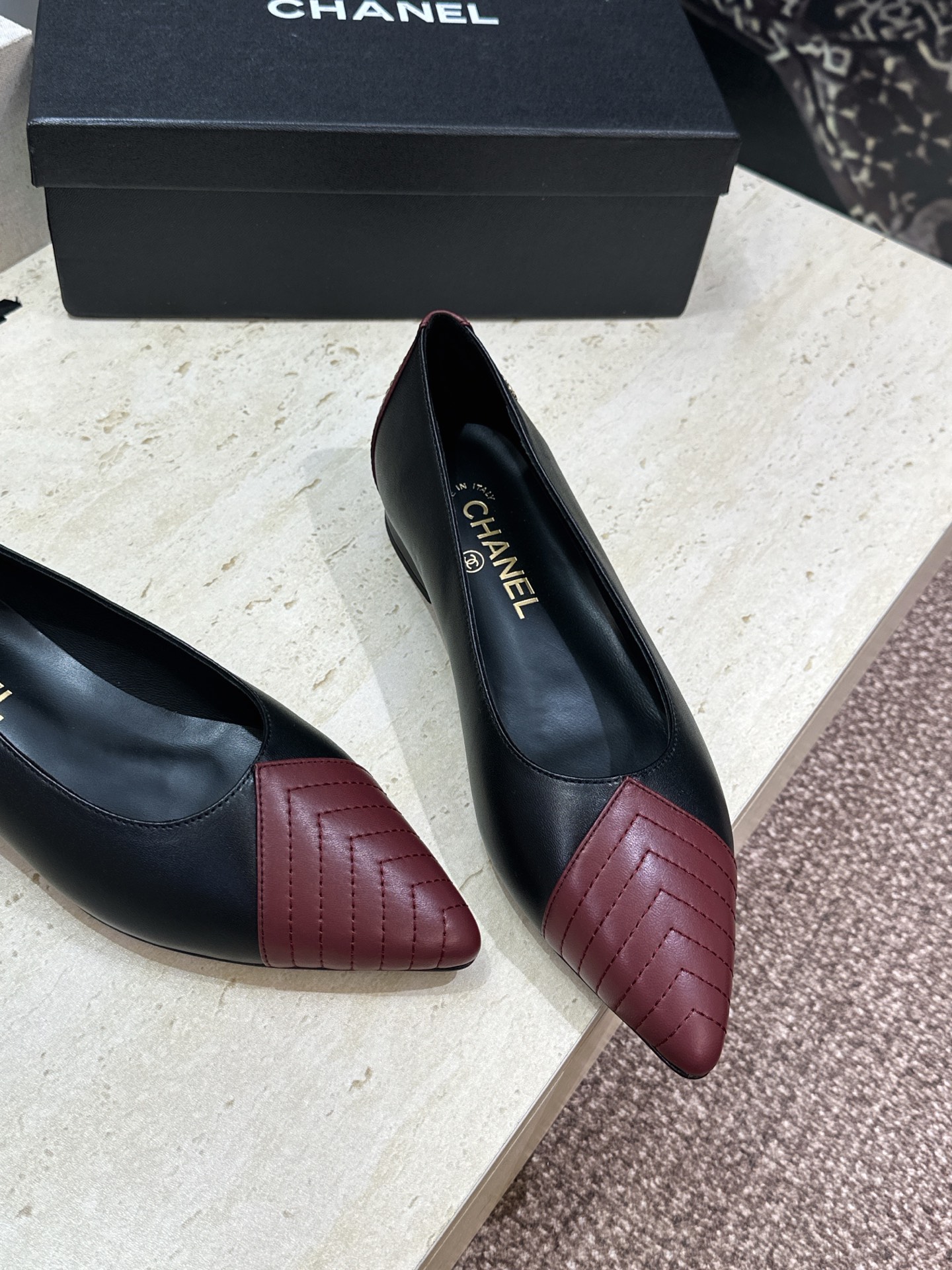 CHANEL 香奈儿 2026春夏新款平底尖头拼色女鞋  小香双C字母logo五金扣时尚百搭单鞋材质:鞋