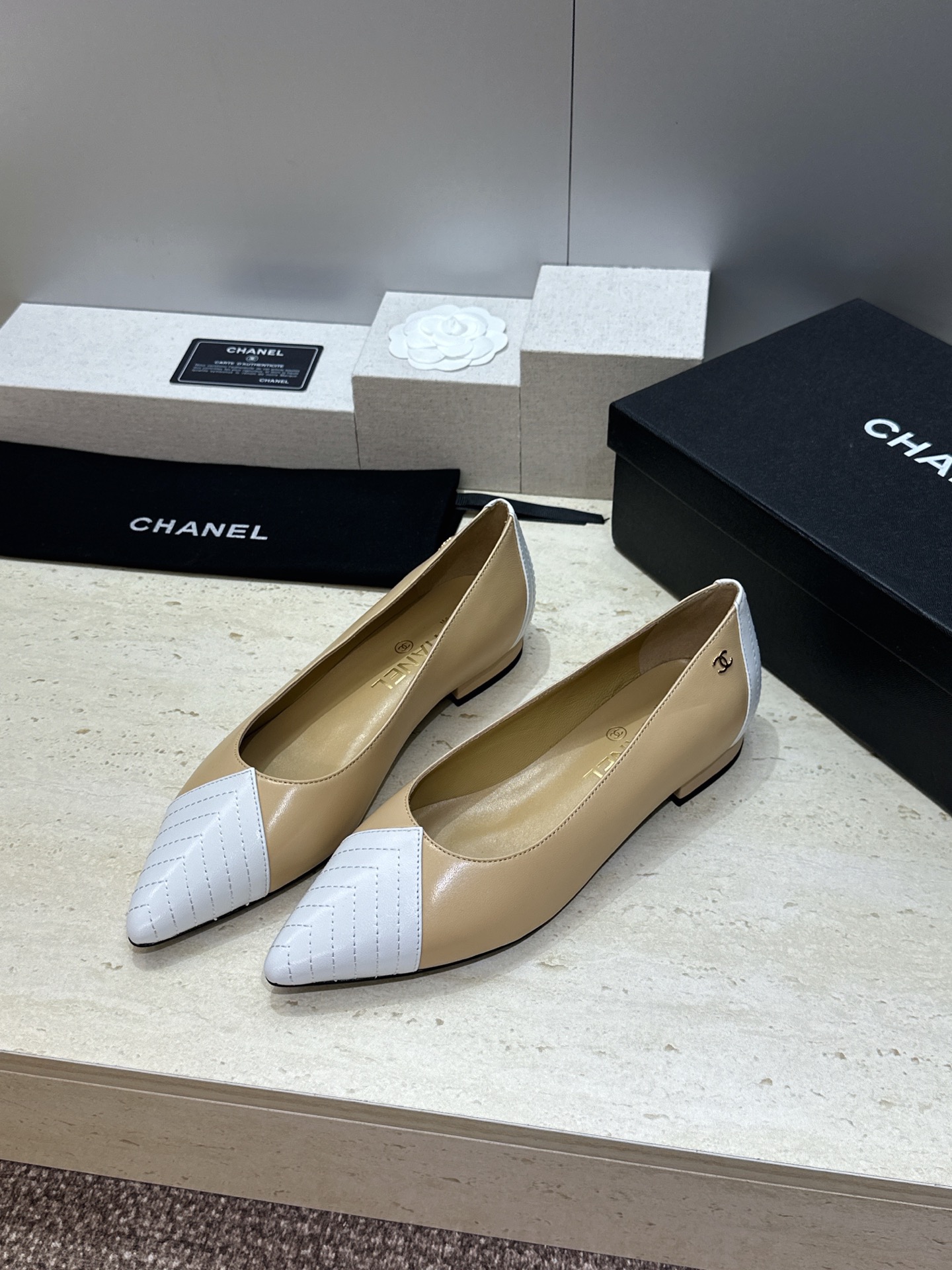 CHANEL 香奈儿 2026春夏新款平底尖头拼色女鞋  小香双C字母logo五金扣时尚百搭单鞋材质:鞋