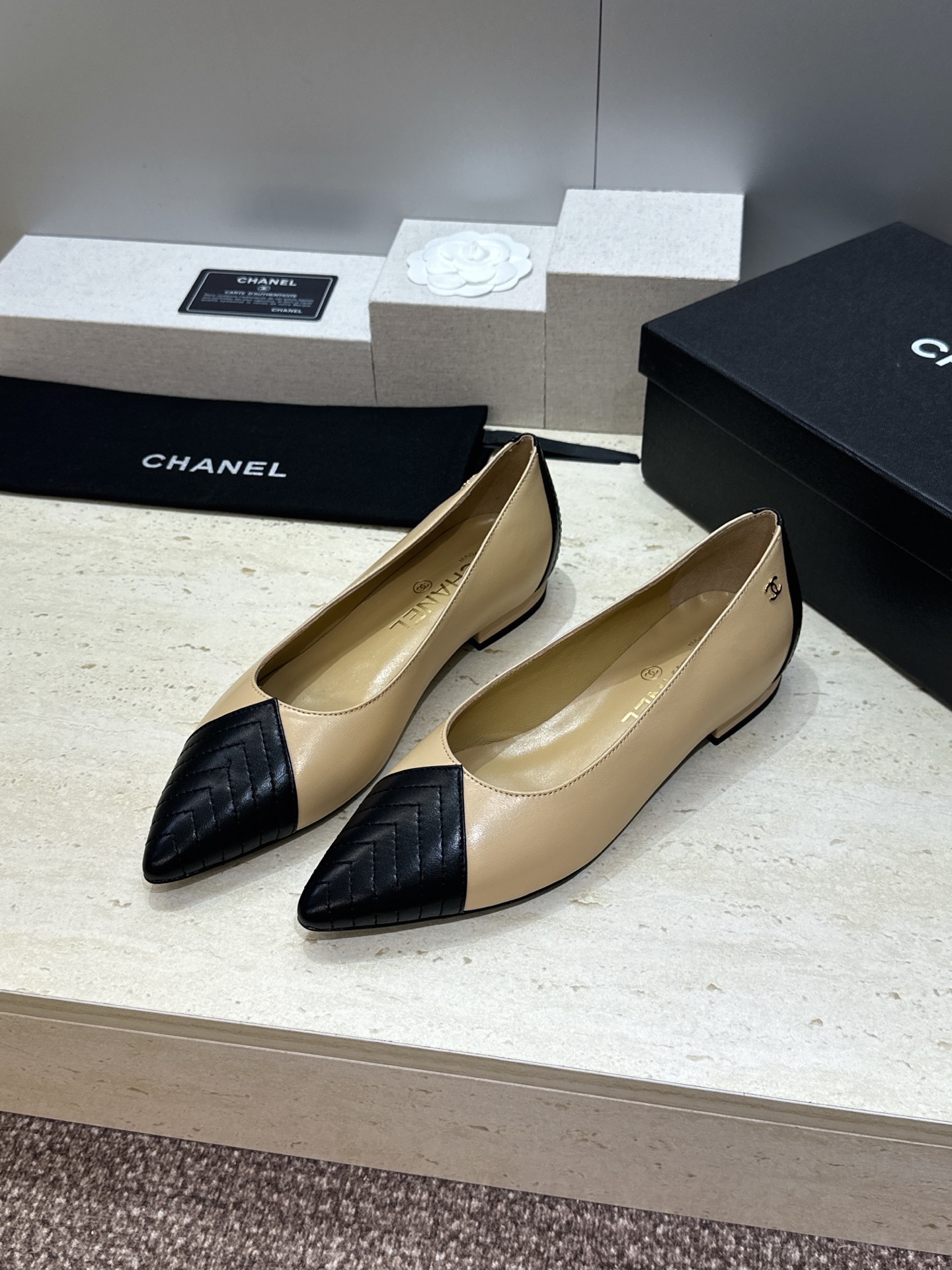 CHANEL 香奈儿 2026春夏新款平底尖头拼色女鞋  小香双C字母logo五金扣时尚百搭单鞋材质:鞋