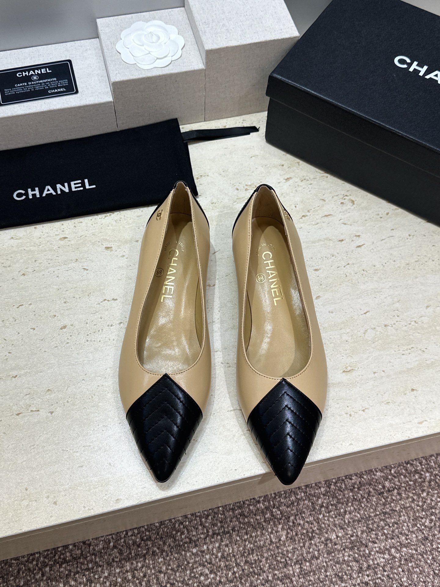 CHANEL 香奈儿 2026春夏新款平底尖头拼色女鞋  小香双C字母logo五金扣时尚百搭单鞋材质:鞋
