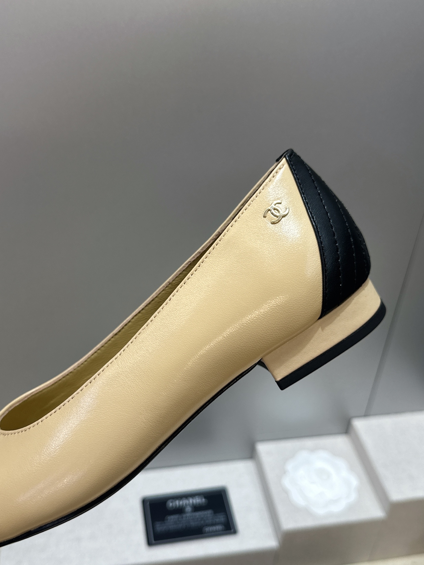 CHANEL 香奈儿 2026春夏新款平底尖头拼色女鞋  小香双C字母logo五金扣时尚百搭单鞋材质:鞋