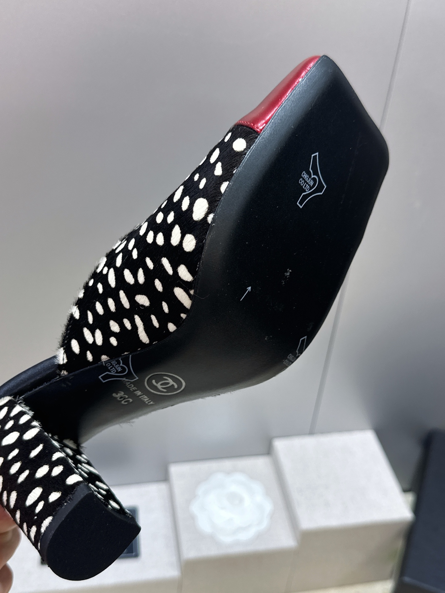 马毛 CHANEL 香奈儿 2026春夏走秀新款斑点马毛粗跟女鞋 小香字母logo五金扣方头高跟拼色穆勒