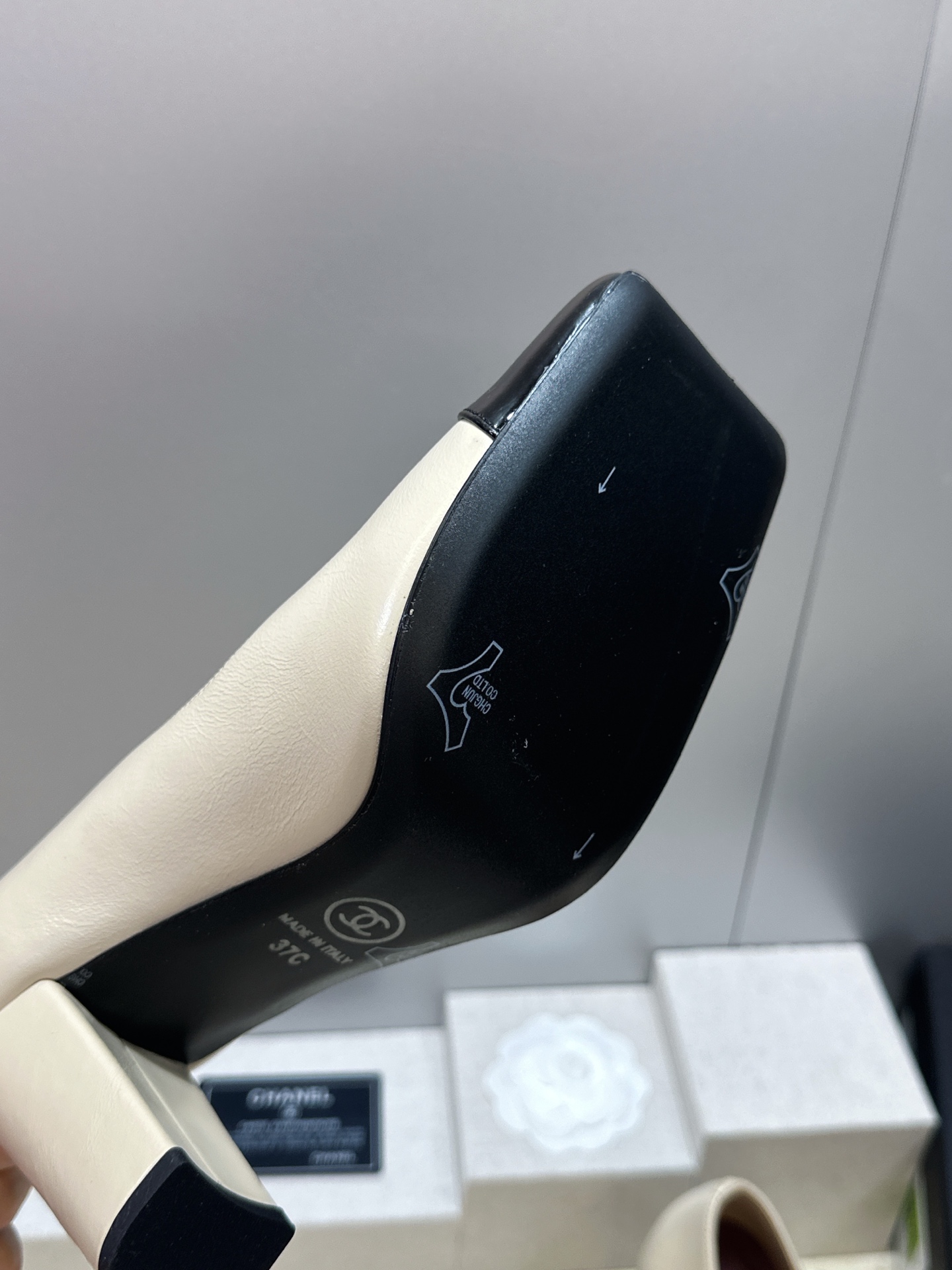 CHANEL 香奈儿 2026春夏走秀新款奶牛纹斑点马毛粗跟女鞋 小香双C字母logo五金扣方头高跟拼色