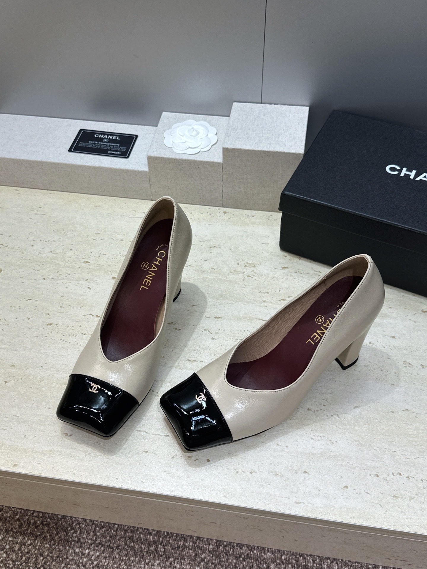 CHANEL 香奈儿 2026春夏走秀新款奶牛纹斑点马毛粗跟女鞋 小香双C字母logo五金扣方头高跟拼色