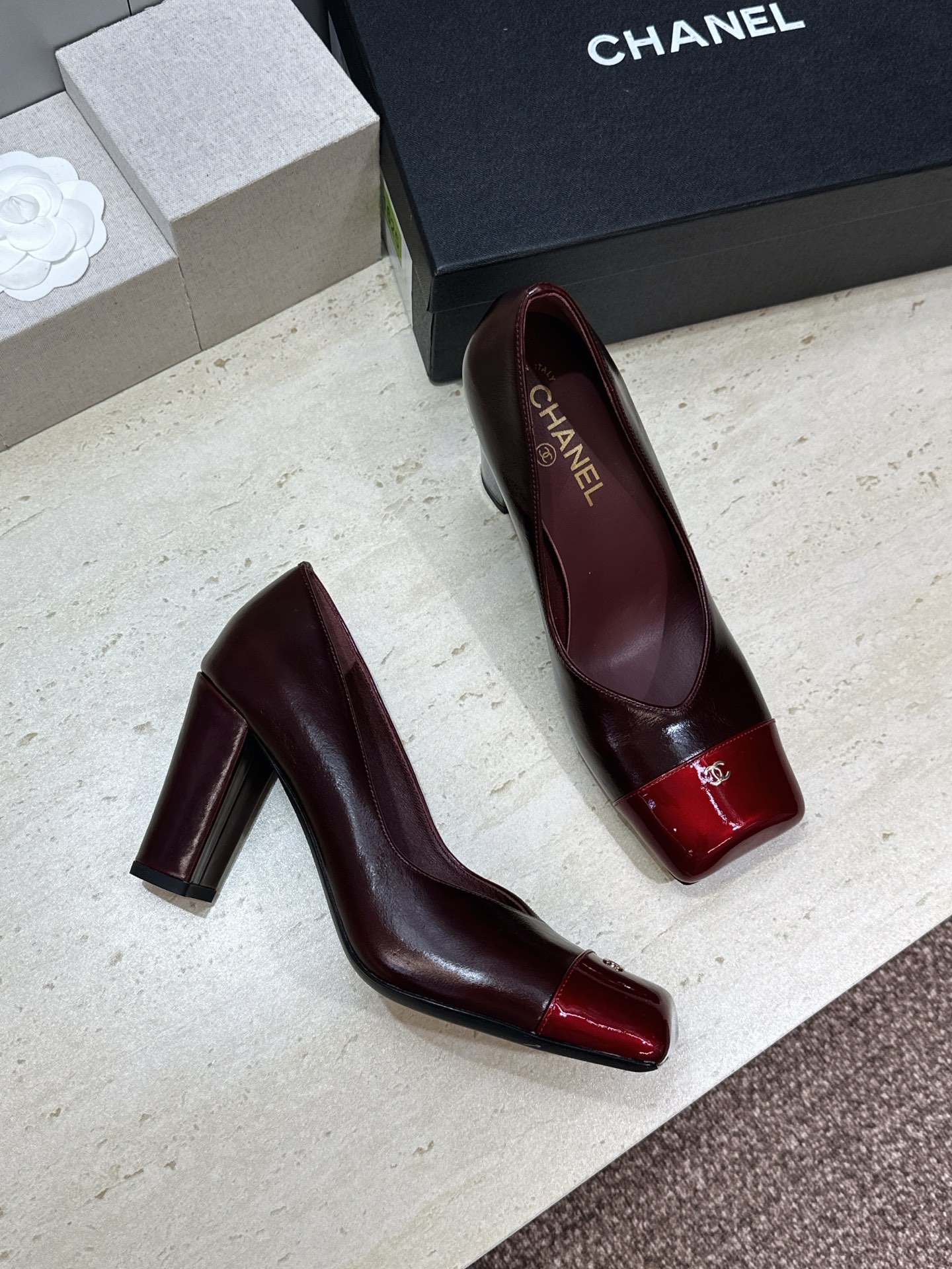 CHANEL 香奈儿 2026春夏走秀新款奶牛纹斑点马毛粗跟女鞋 小香双C字母logo五金扣方头高跟拼色