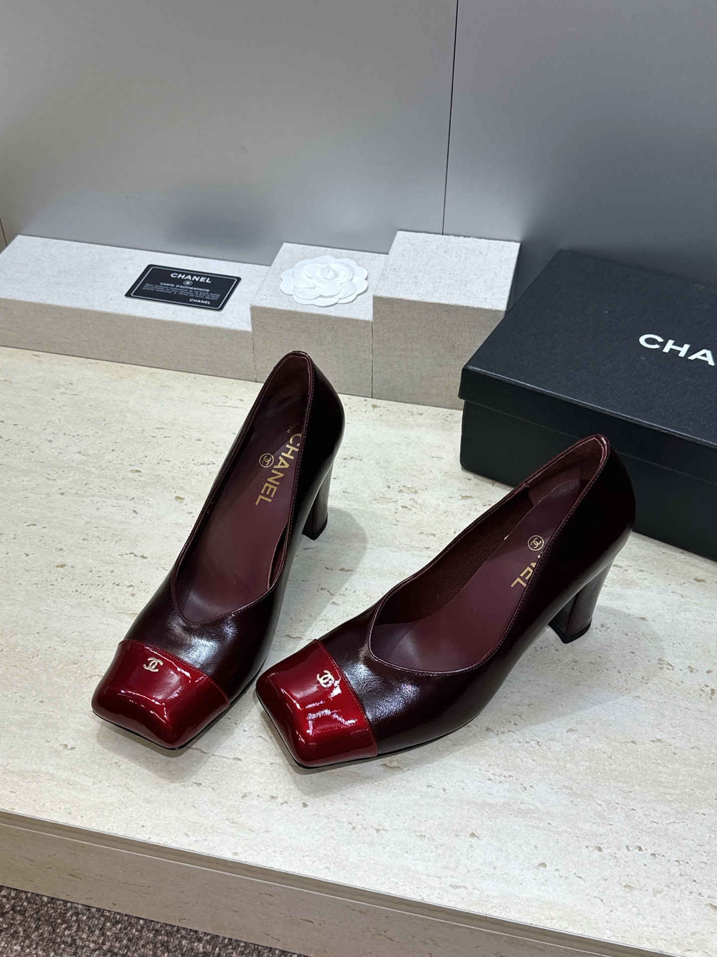 CHANEL 香奈儿 2026春夏走秀新款奶牛纹斑点马毛粗跟女鞋 小香双C字母logo五金扣方头高跟拼色