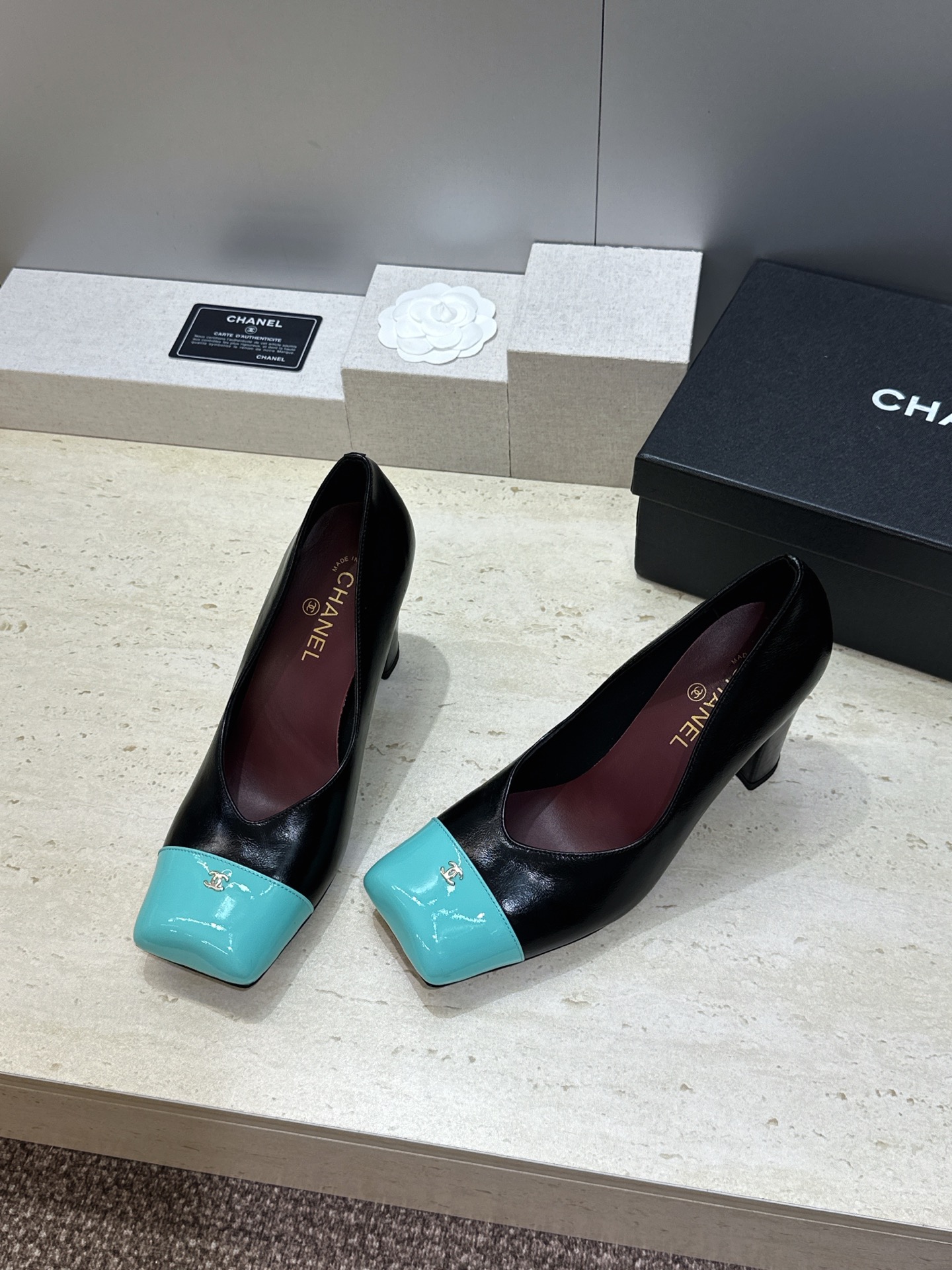 CHANEL 香奈儿 2026春夏走秀新款奶牛纹斑点马毛粗跟女鞋 小香双C字母logo五金扣方头高跟拼色