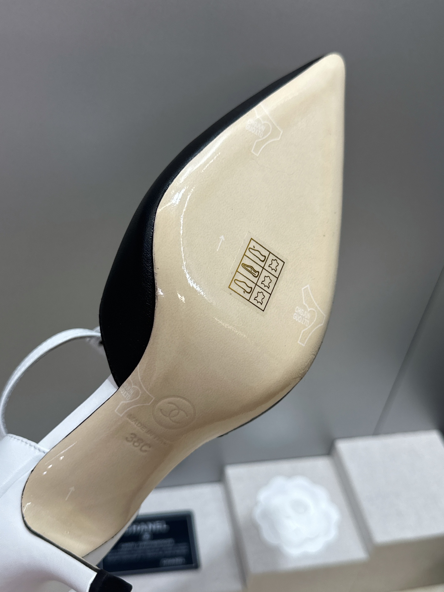 CHANEL 香奈儿2026早春新款高跟尖头女鞋 小香双C字母logo五金扣拼色百搭中空凉鞋 材质:鞋面