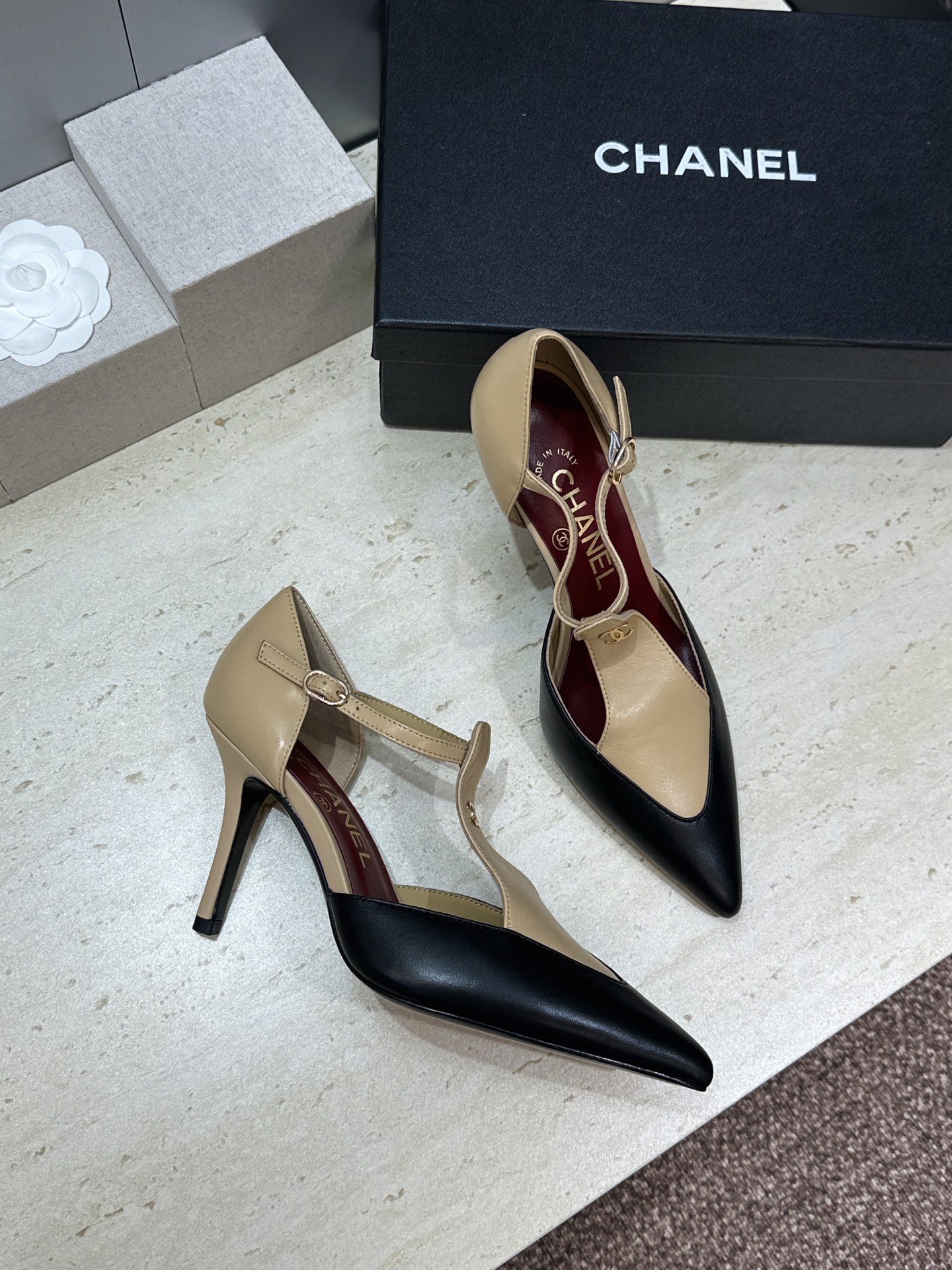 CHANEL 香奈儿2026早春新款高跟尖头女鞋 小香双C字母logo五金扣拼色百搭中空凉鞋 材质:鞋面