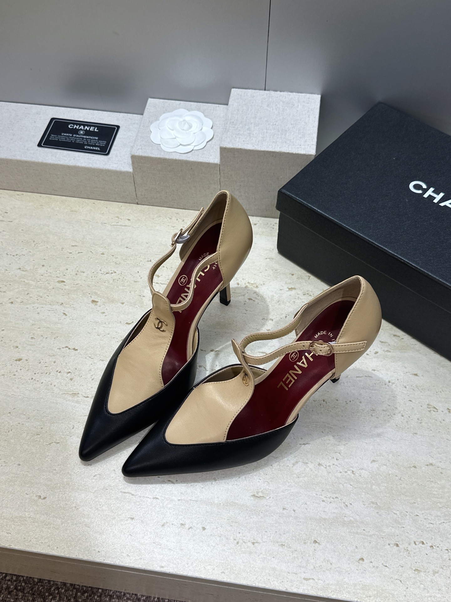 CHANEL 香奈儿2026早春新款高跟尖头女鞋 小香双C字母logo五金扣拼色百搭中空凉鞋 材质:鞋面