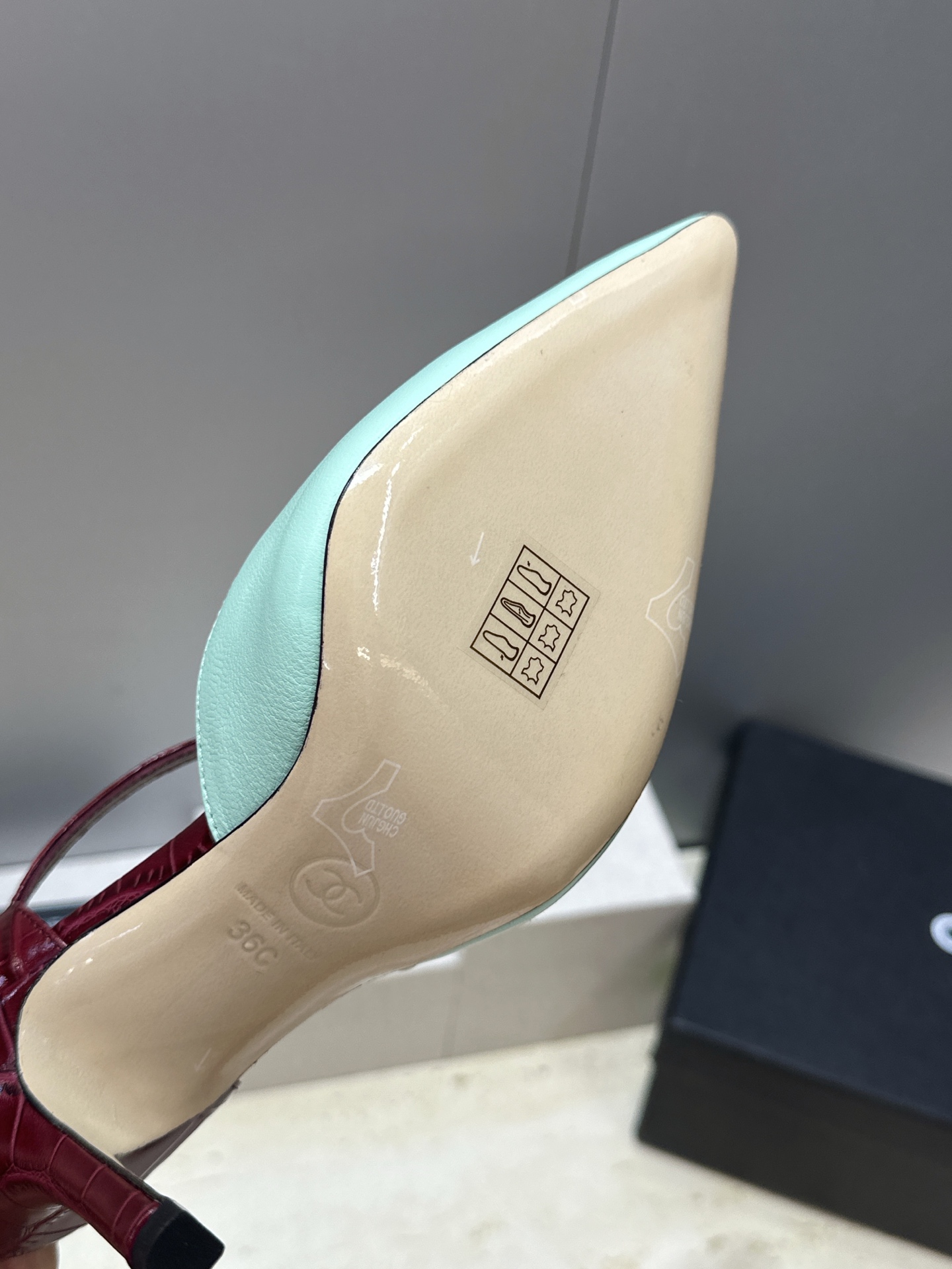 CHANEL 香奈儿2026早春新款高跟尖头女鞋 小香双C字母logo五金扣拼色百搭中空凉鞋 材质:鞋面