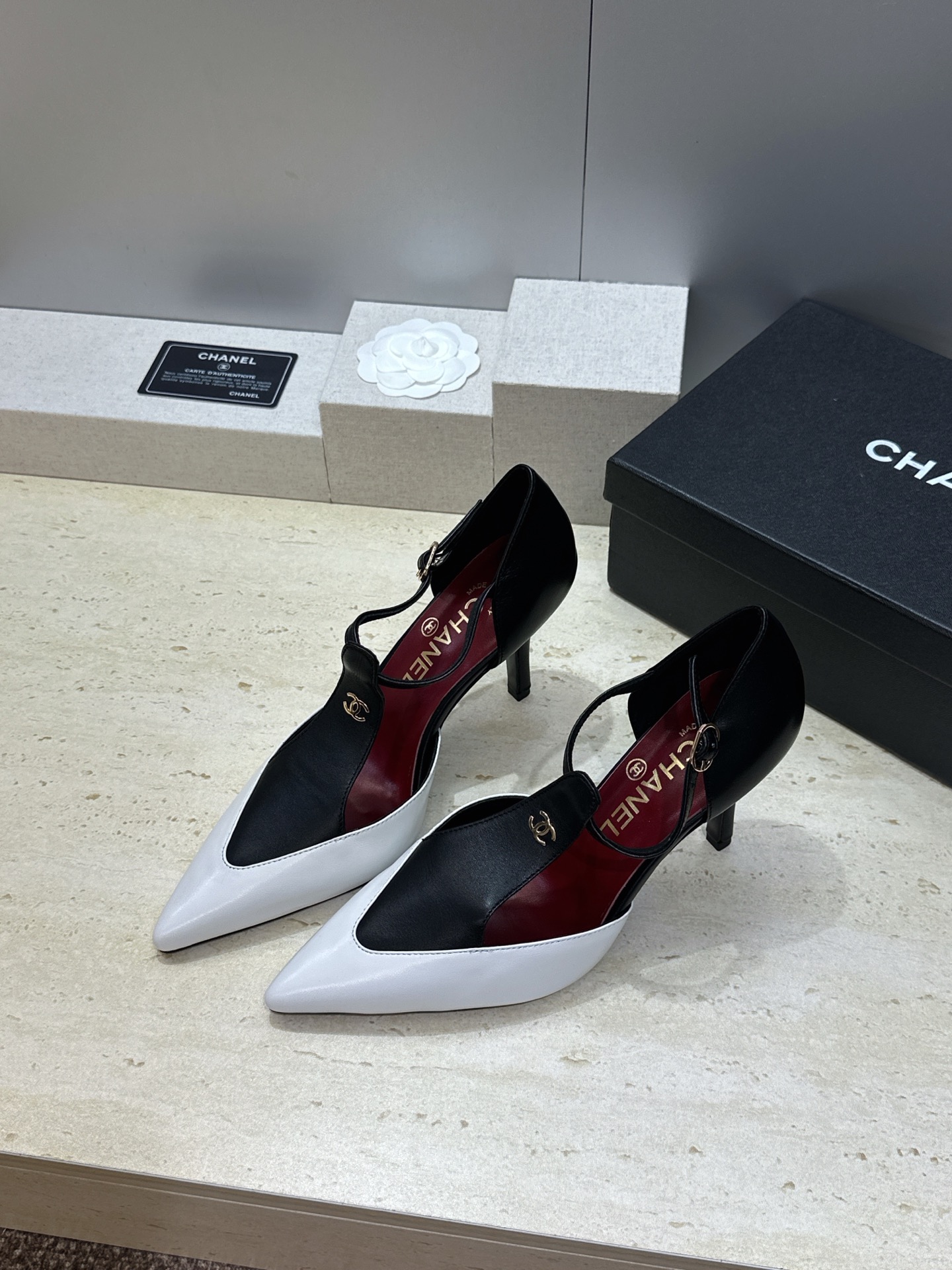 CHANEL 香奈儿2026早春新款高跟尖头女鞋 小香双C字母logo五金扣拼色百搭中空凉鞋 材质:鞋面