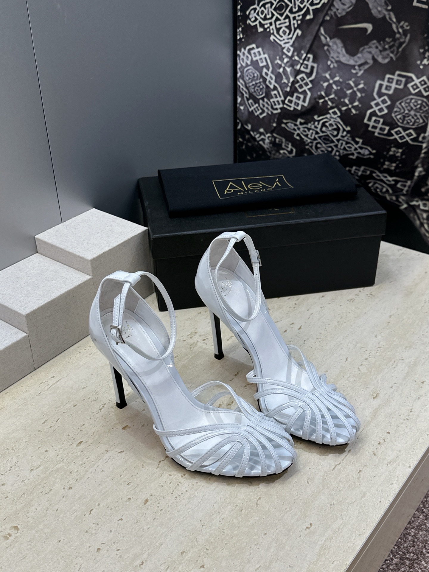 Alevì Milano 春夏经典系列T字带果冻色编织镂空猪笼女鞋 阿列维.姆拉诺 字母logo珍珠五金
