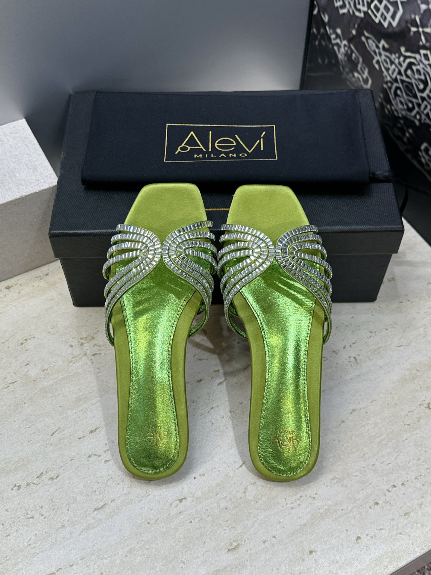 Alevì Milano 春夏经典系列果冻色编织镂空水钻女鞋 阿列维.姆拉诺 字母logo平底方头露趾凉