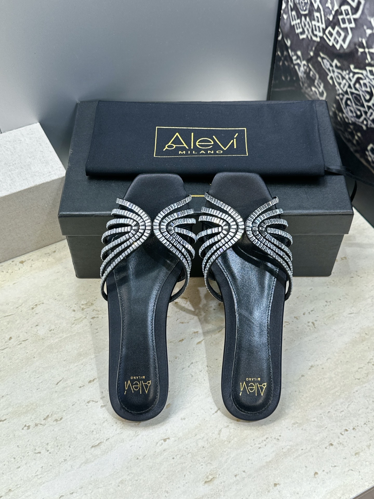 Alevì Milano 春夏经典系列果冻色编织镂空水钻女鞋 阿列维.姆拉诺 字母logo平底方头露趾凉