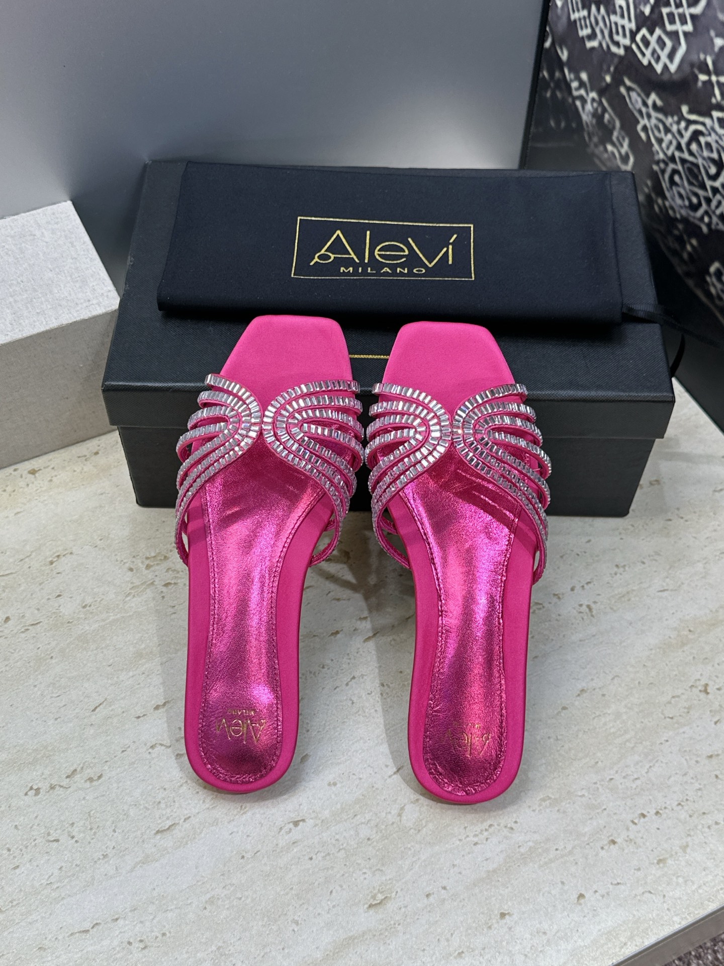 Alevì Milano 春夏经典系列果冻色编织镂空水钻女鞋 阿列维.姆拉诺 字母logo平底方头露趾凉