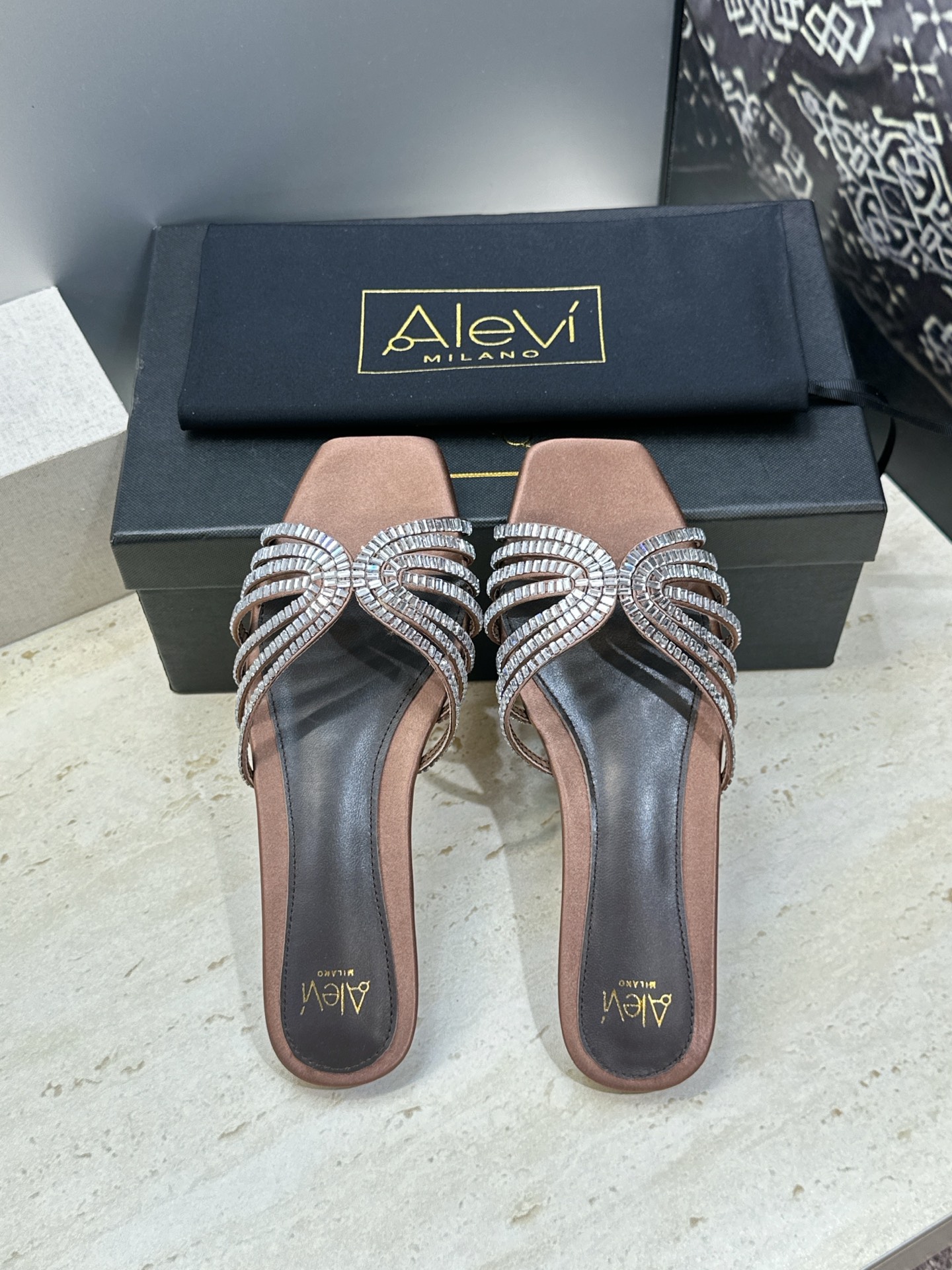 Alevì Milano 春夏经典系列果冻色编织镂空水钻女鞋 阿列维.姆拉诺 字母logo平底方头露趾凉