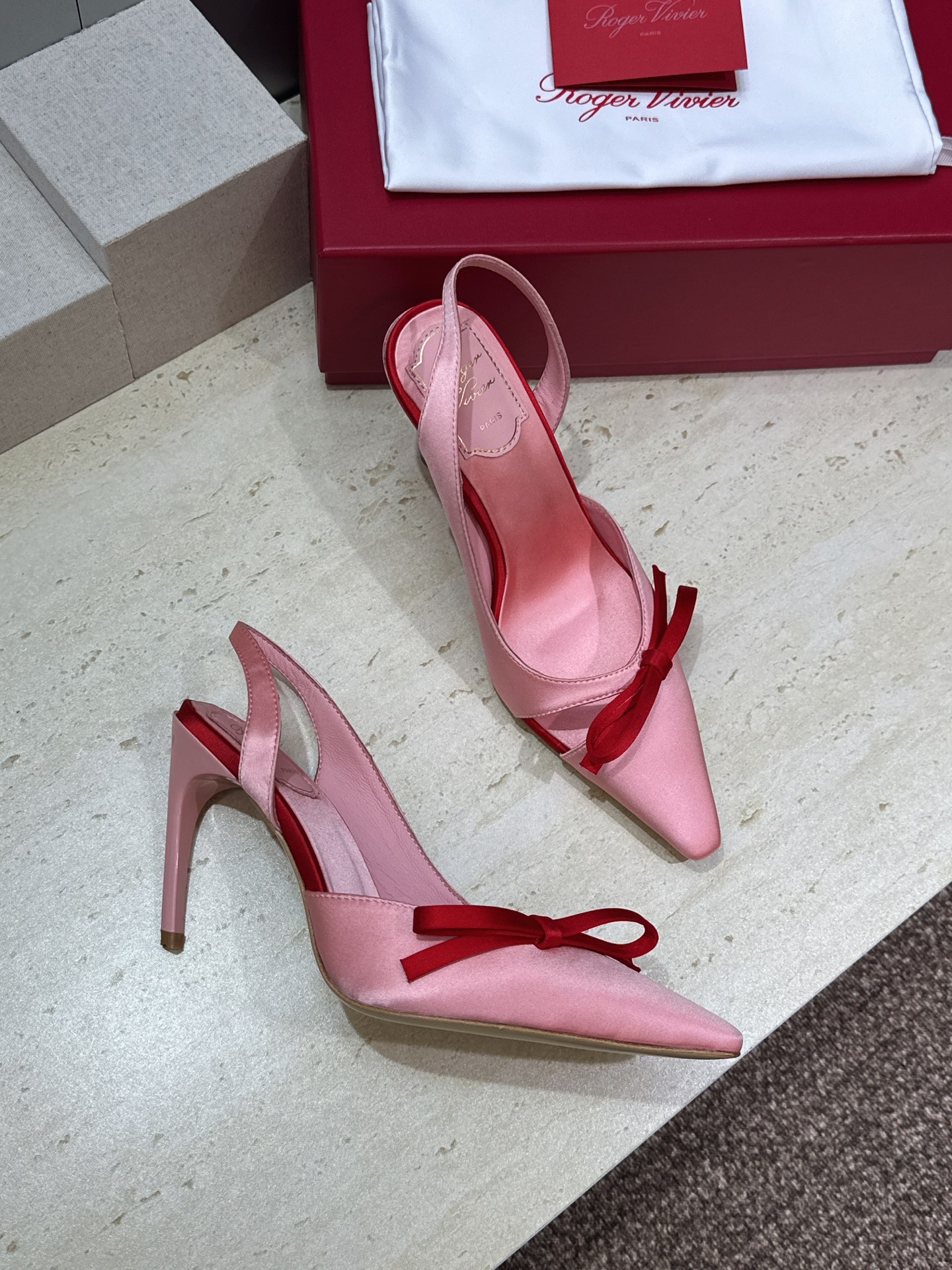 Roger  Vivier 罗杰.维维亚 2026春夏新款果冻色蝴蝶结水钻女婚鞋 RV明星同款字母log