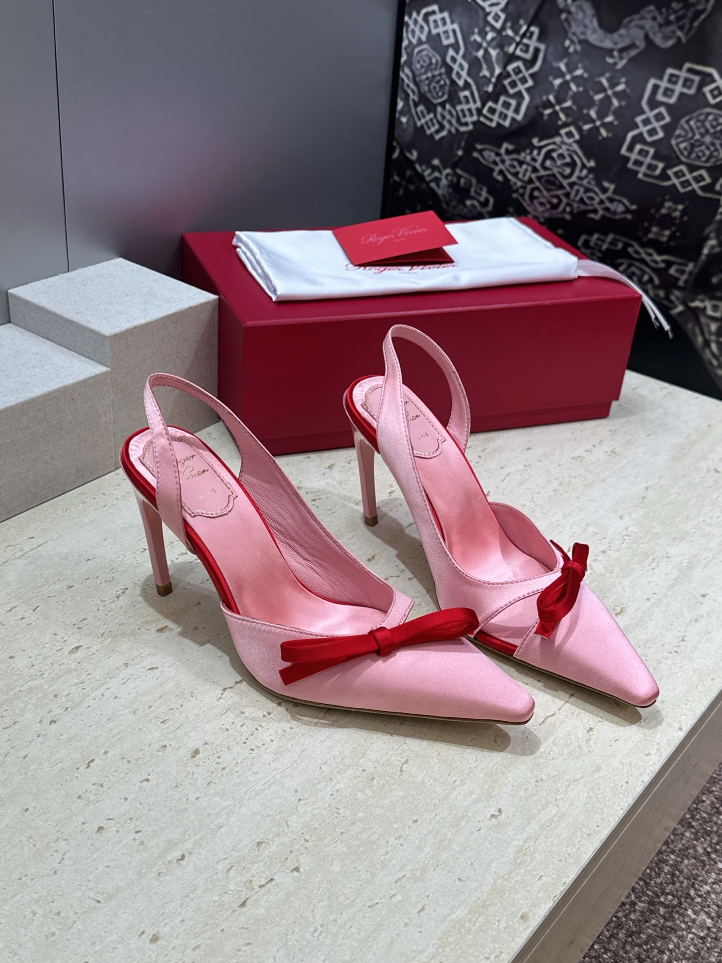 Roger  Vivier 罗杰.维维亚 2026春夏新款果冻色蝴蝶结水钻女婚鞋 RV明星同款字母log