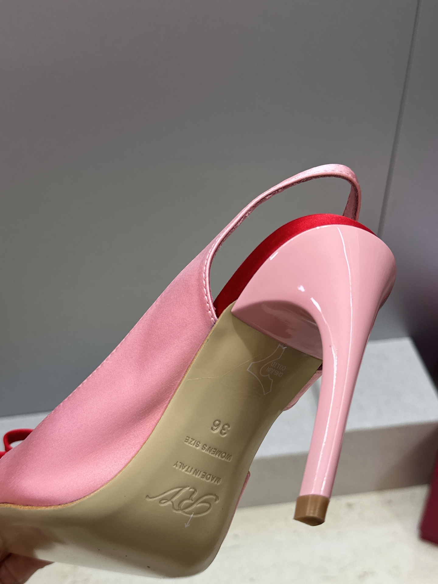 Roger  Vivier 罗杰.维维亚 2026春夏新款果冻色蝴蝶结水钻女婚鞋 RV明星同款字母log