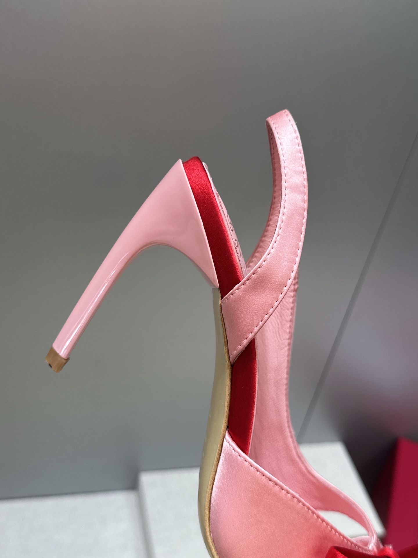 Roger  Vivier 罗杰.维维亚 2026春夏新款果冻色蝴蝶结水钻女婚鞋 RV明星同款字母log