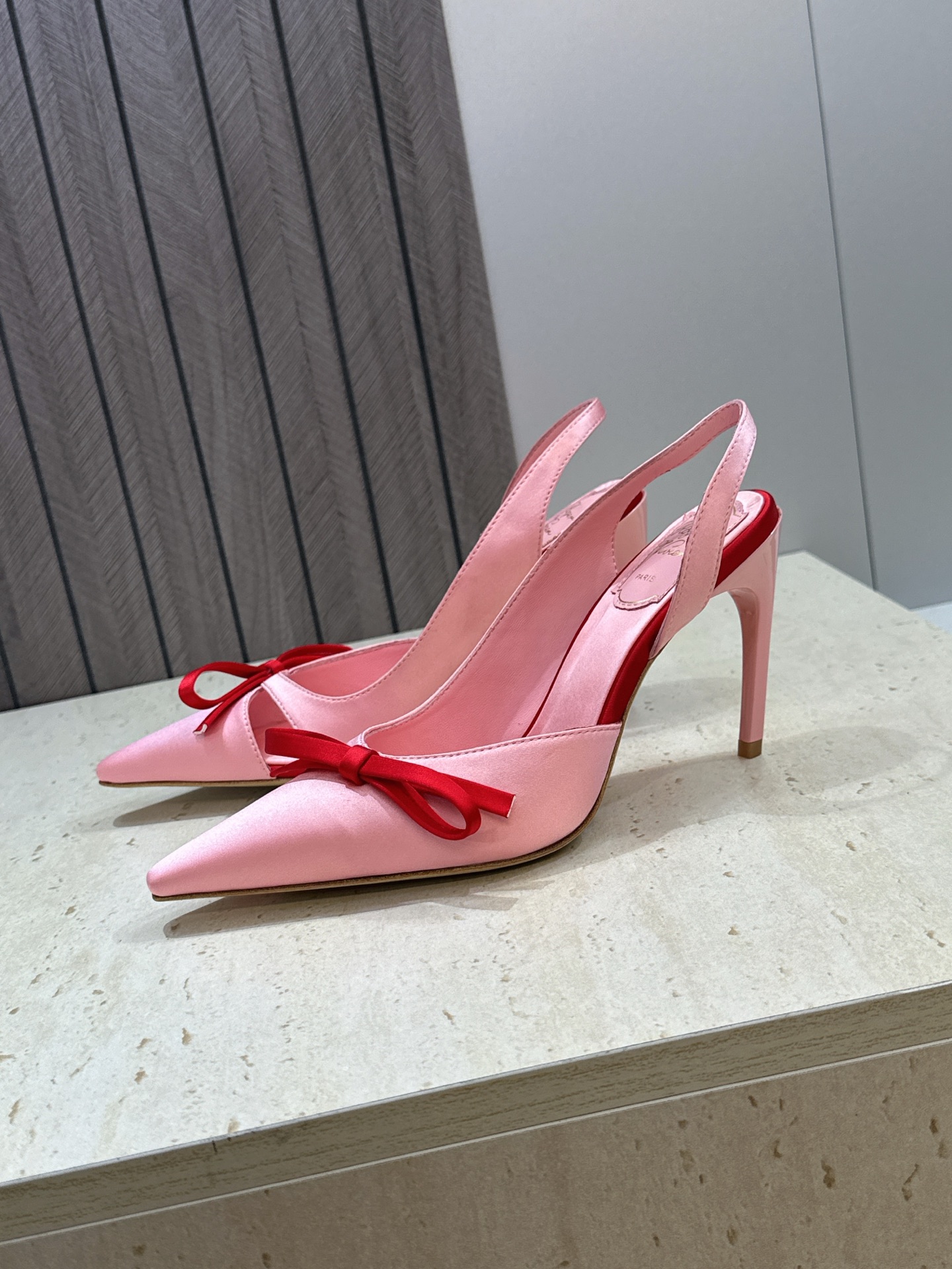 Roger  Vivier 罗杰.维维亚 2026春夏新款果冻色蝴蝶结水钻女婚鞋 RV明星同款字母log