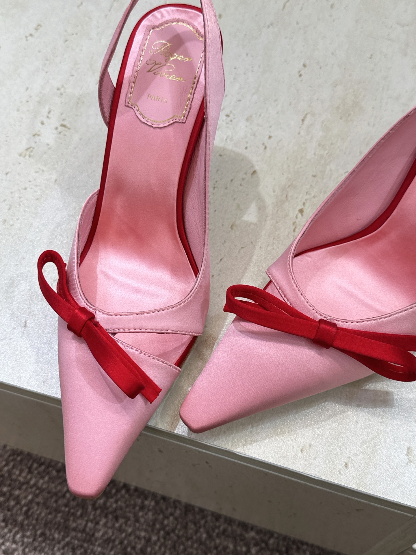 Roger  Vivier 罗杰.维维亚 2026春夏新款果冻色蝴蝶结水钻女婚鞋 RV明星同款字母log