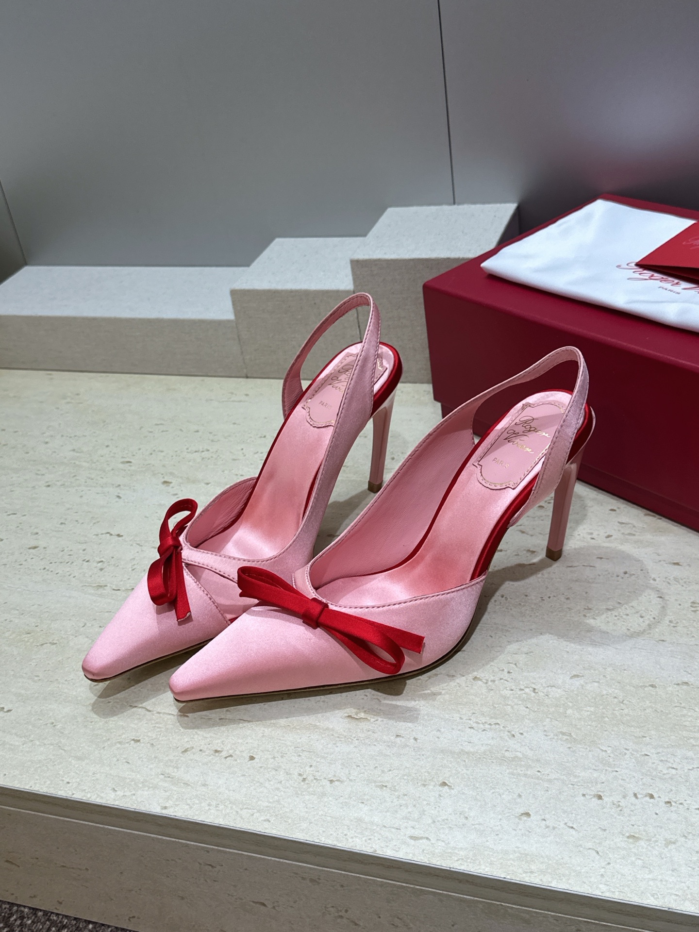 Roger  Vivier 罗杰.维维亚 2026春夏新款果冻色蝴蝶结水钻女婚鞋 RV明星同款字母log