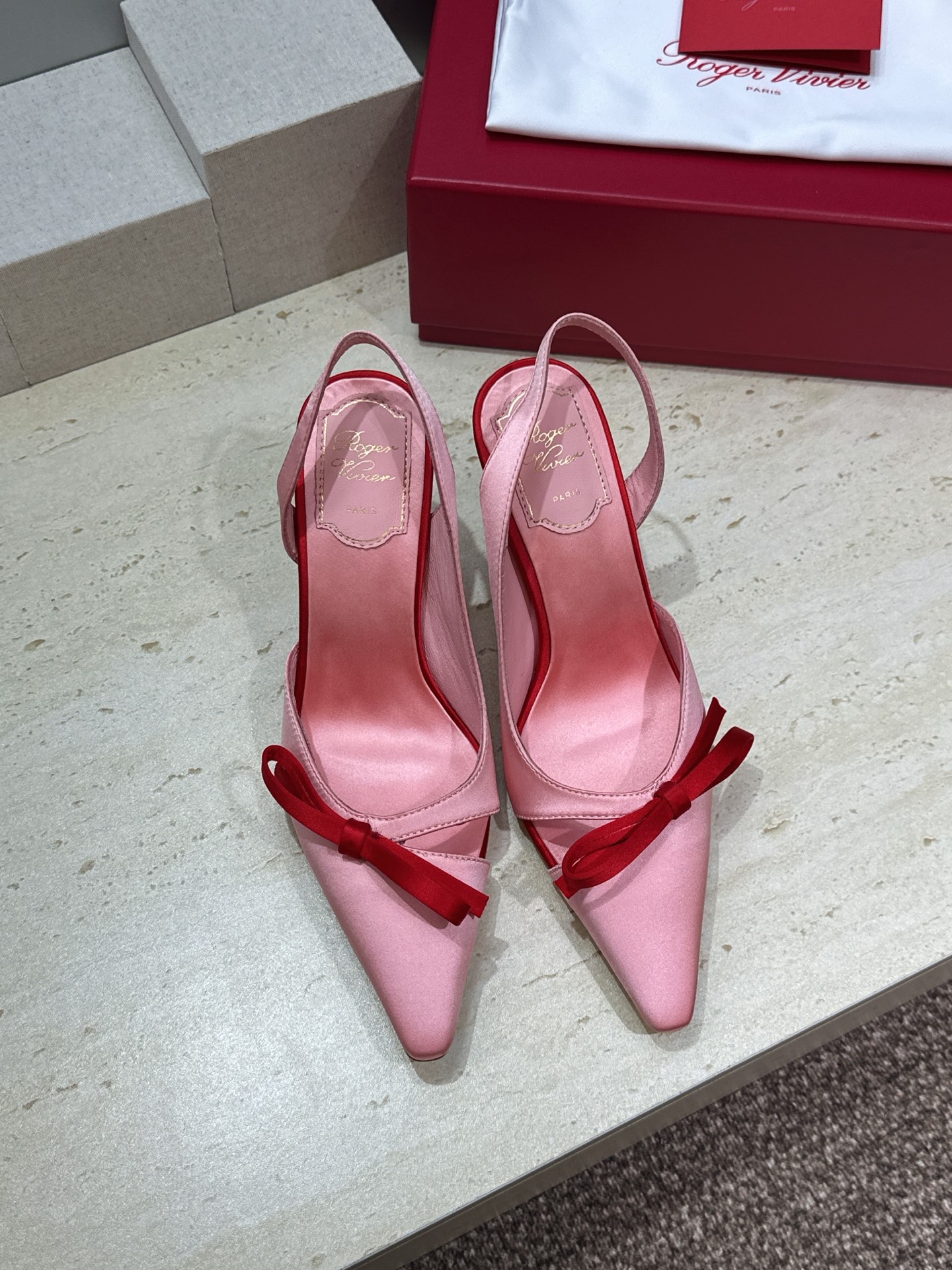 Roger  Vivier 罗杰.维维亚 2026春夏新款果冻色蝴蝶结水钻女婚鞋 RV明星同款字母log