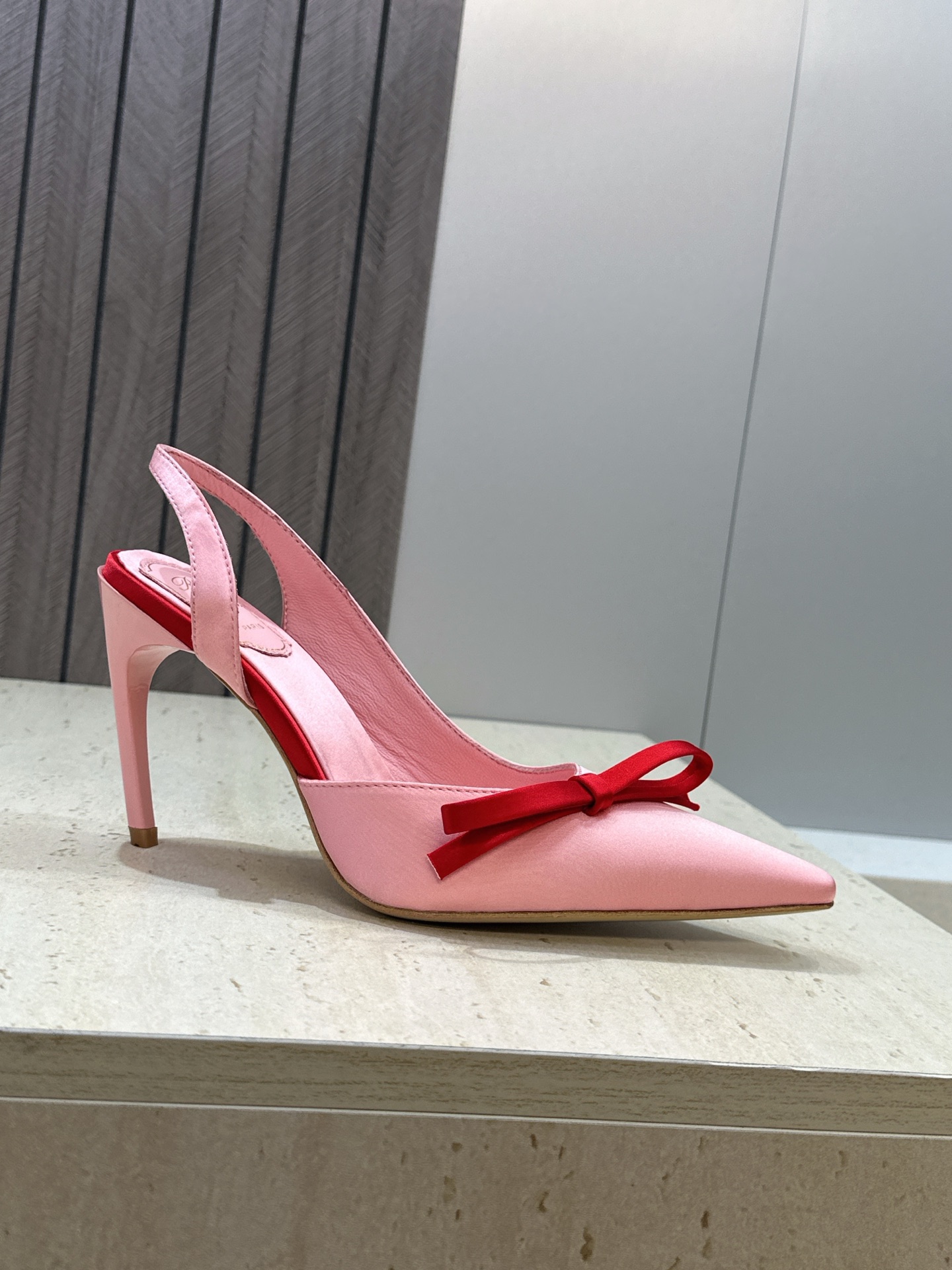 Roger  Vivier 罗杰.维维亚 2026春夏新款果冻色蝴蝶结水钻女婚鞋 RV明星同款字母log