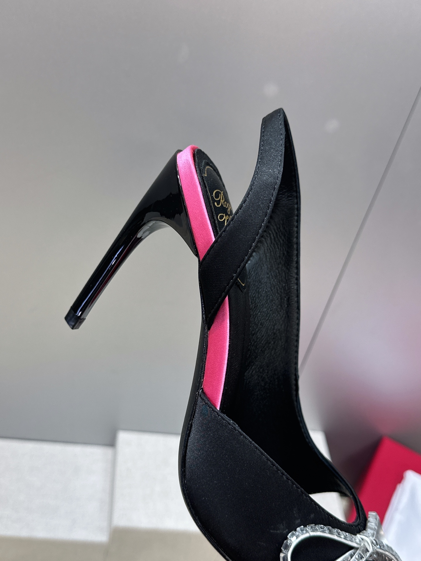 Roger  Vivier 罗杰.维维亚 2026春夏新款果冻色蝴蝶结水钻女婚鞋 RV明星同款字母log