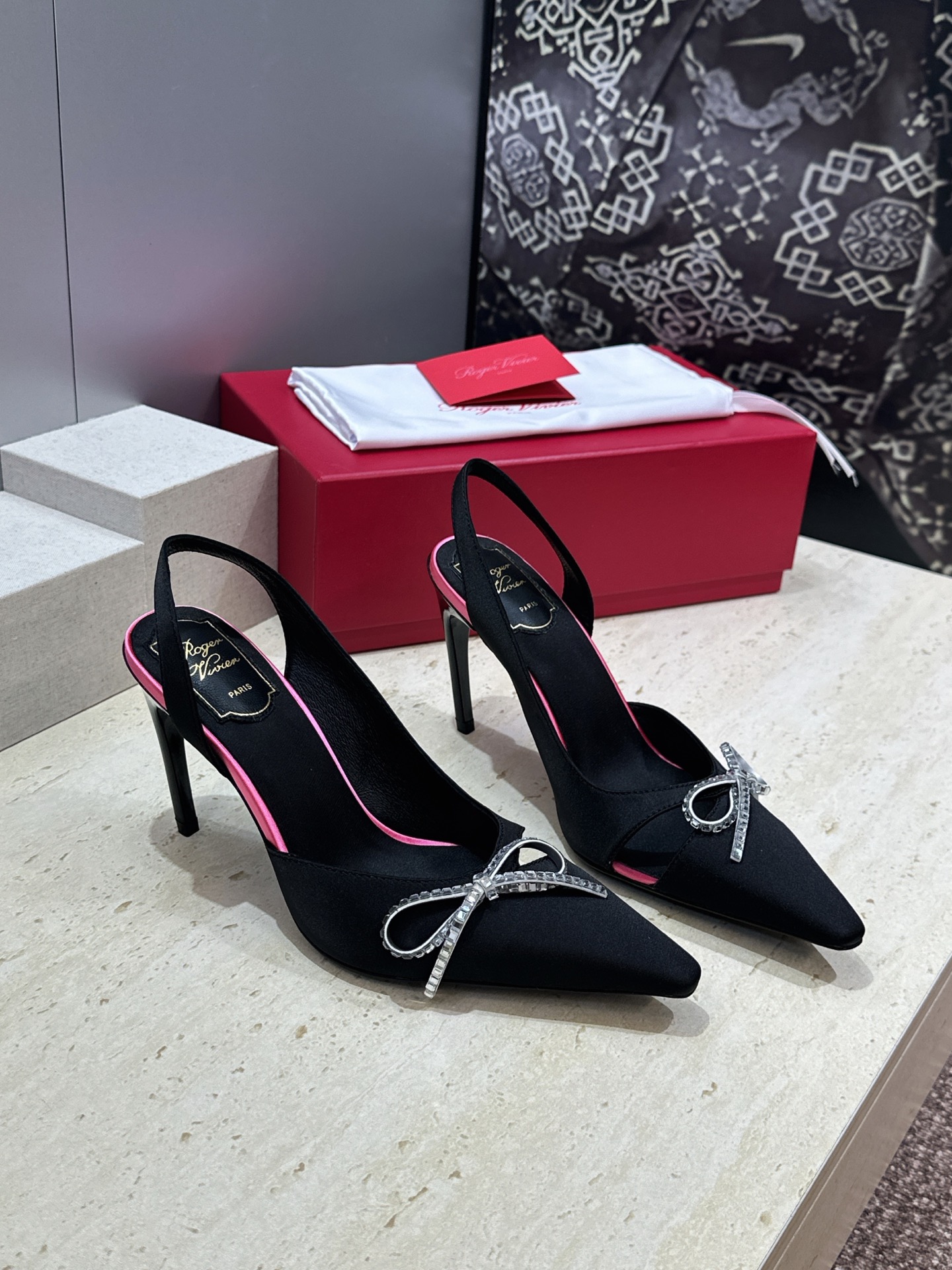 Roger  Vivier 罗杰.维维亚 2026春夏新款果冻色蝴蝶结水钻女婚鞋 RV明星同款字母log