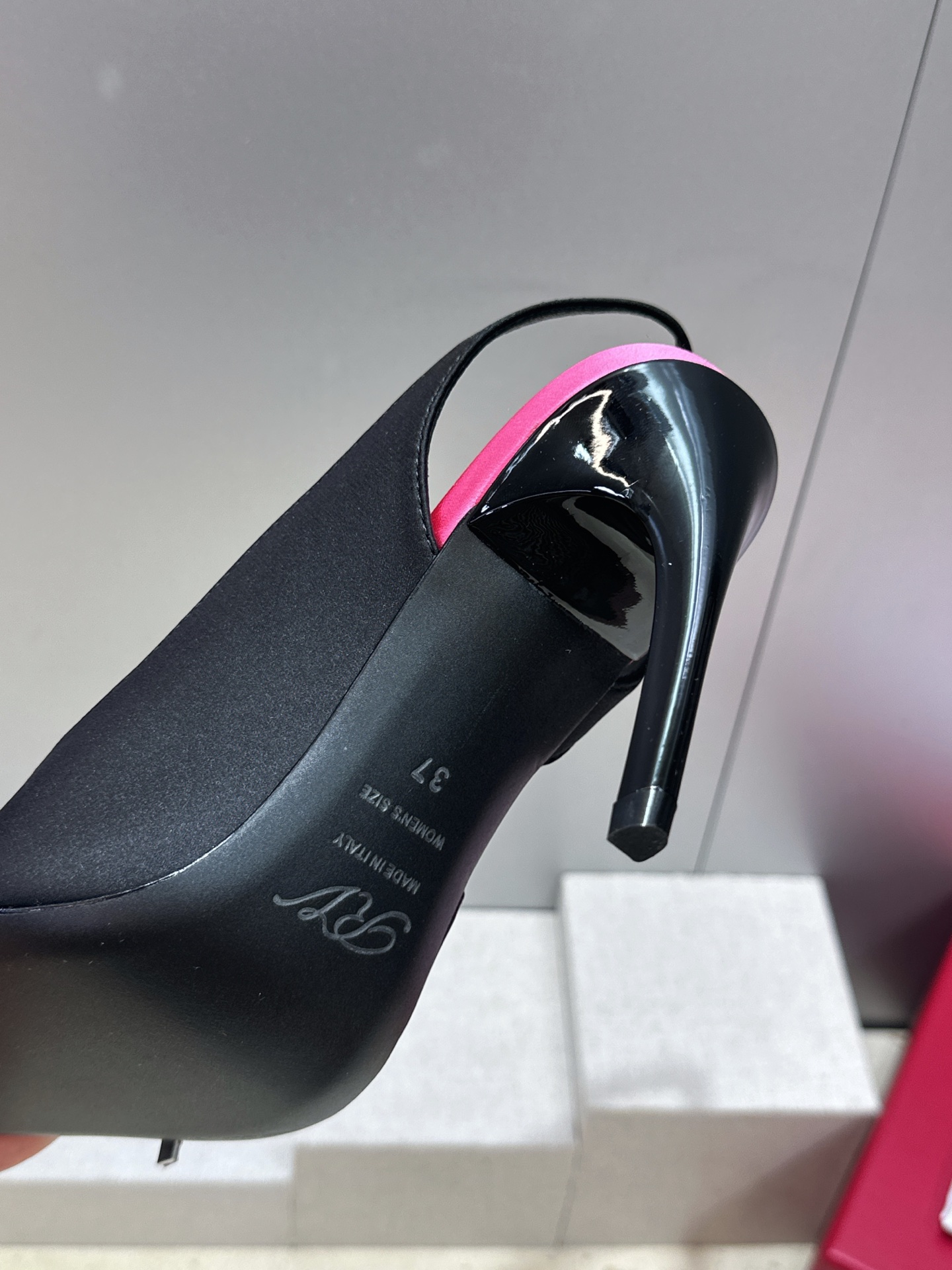 Roger  Vivier 罗杰.维维亚 2026春夏新款果冻色蝴蝶结水钻女婚鞋 RV明星同款字母log