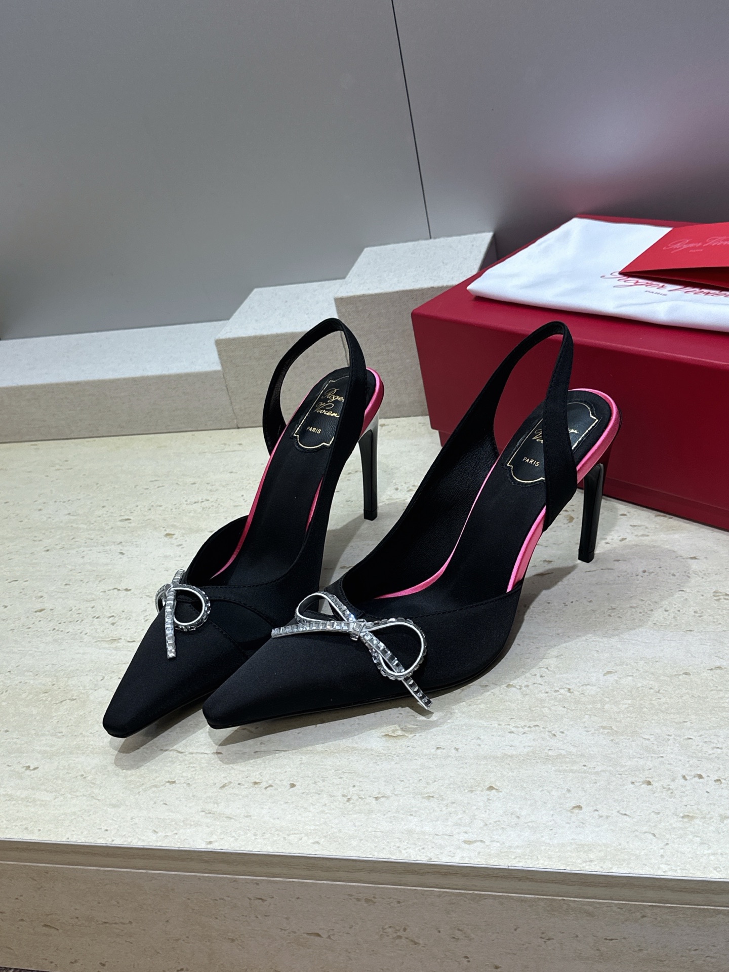Roger  Vivier 罗杰.维维亚 2026春夏新款果冻色蝴蝶结水钻女婚鞋 RV明星同款字母log