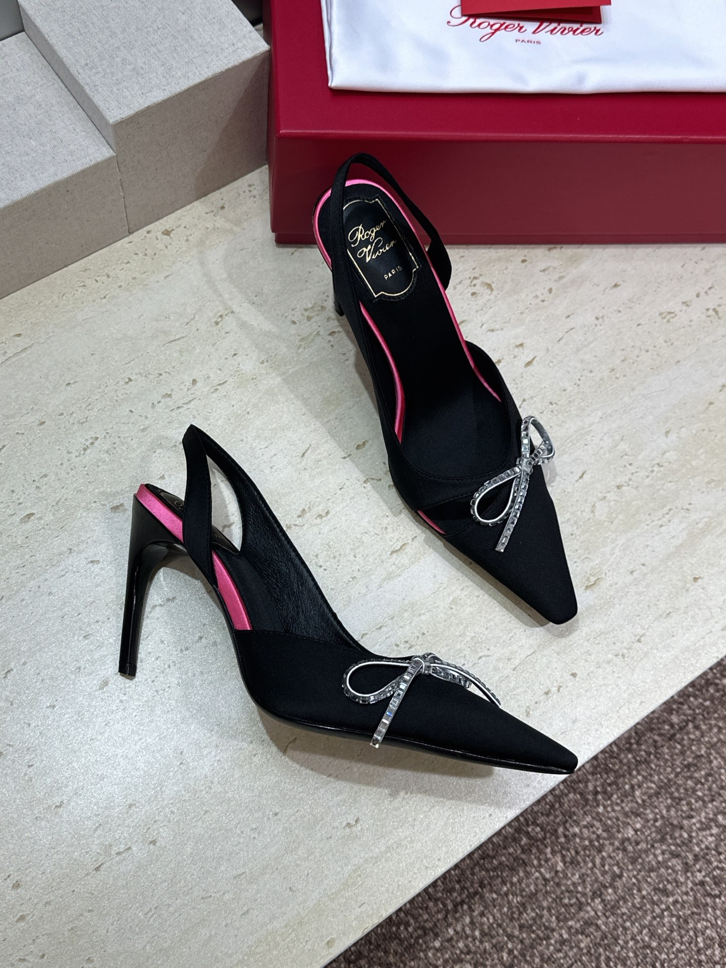 Roger  Vivier 罗杰.维维亚 2026春夏新款果冻色蝴蝶结水钻女婚鞋 RV明星同款字母log