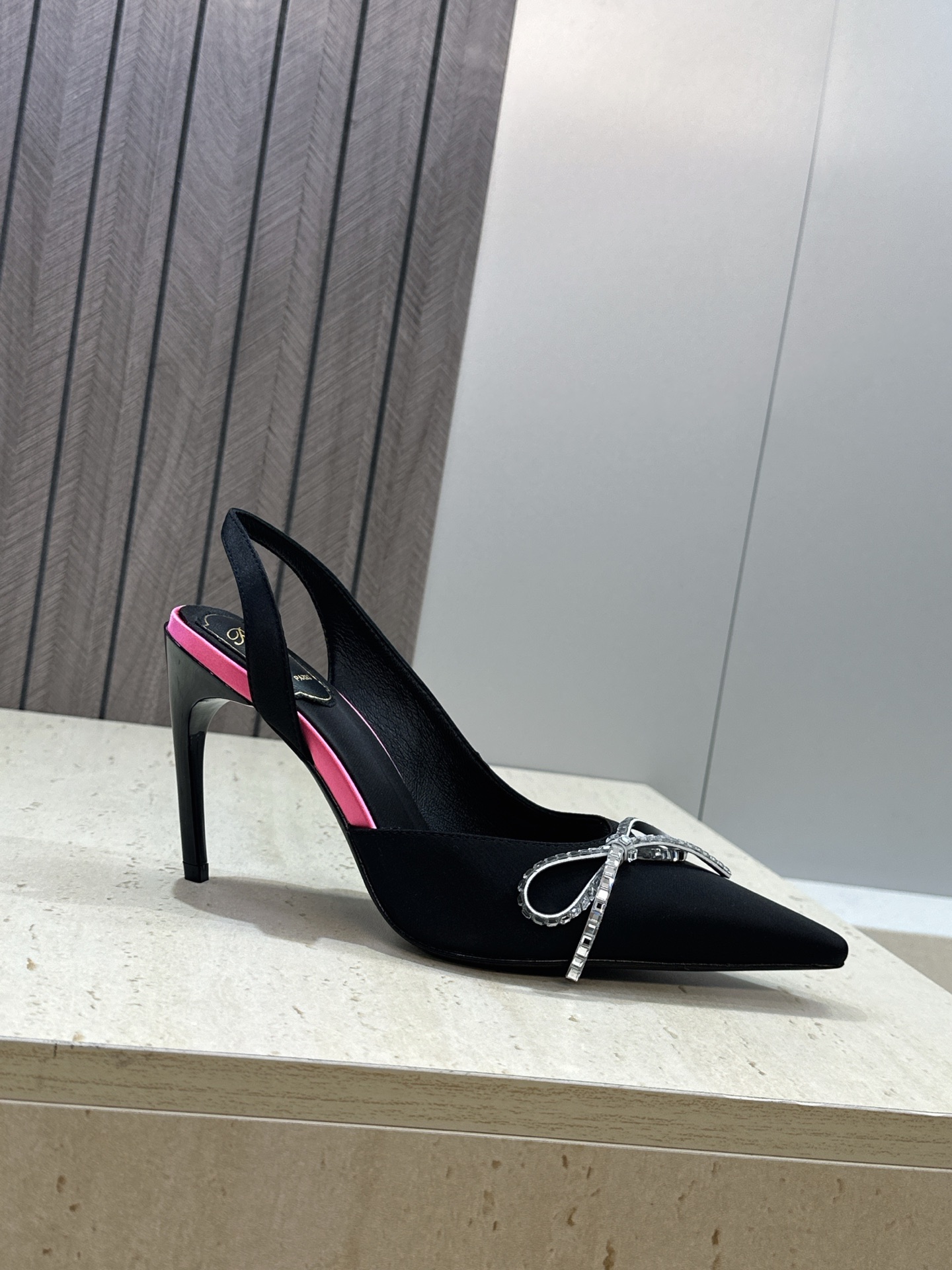 Roger  Vivier 罗杰.维维亚 2026春夏新款果冻色蝴蝶结水钻女婚鞋 RV明星同款字母log
