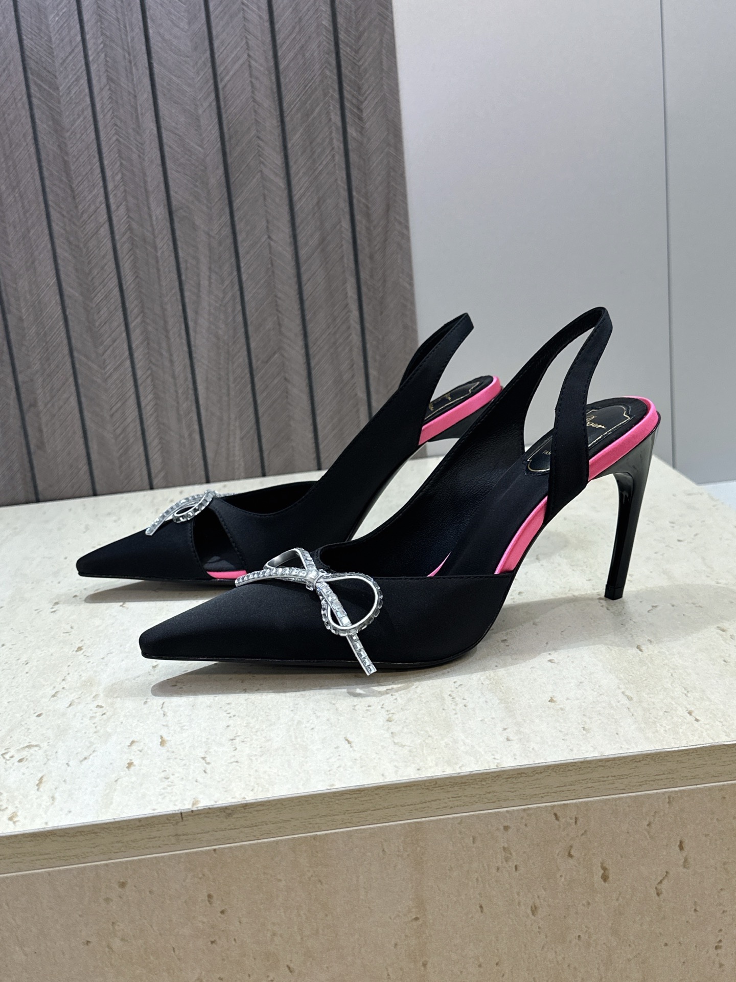 Roger  Vivier 罗杰.维维亚 2026春夏新款果冻色蝴蝶结水钻女婚鞋 RV明星同款字母log