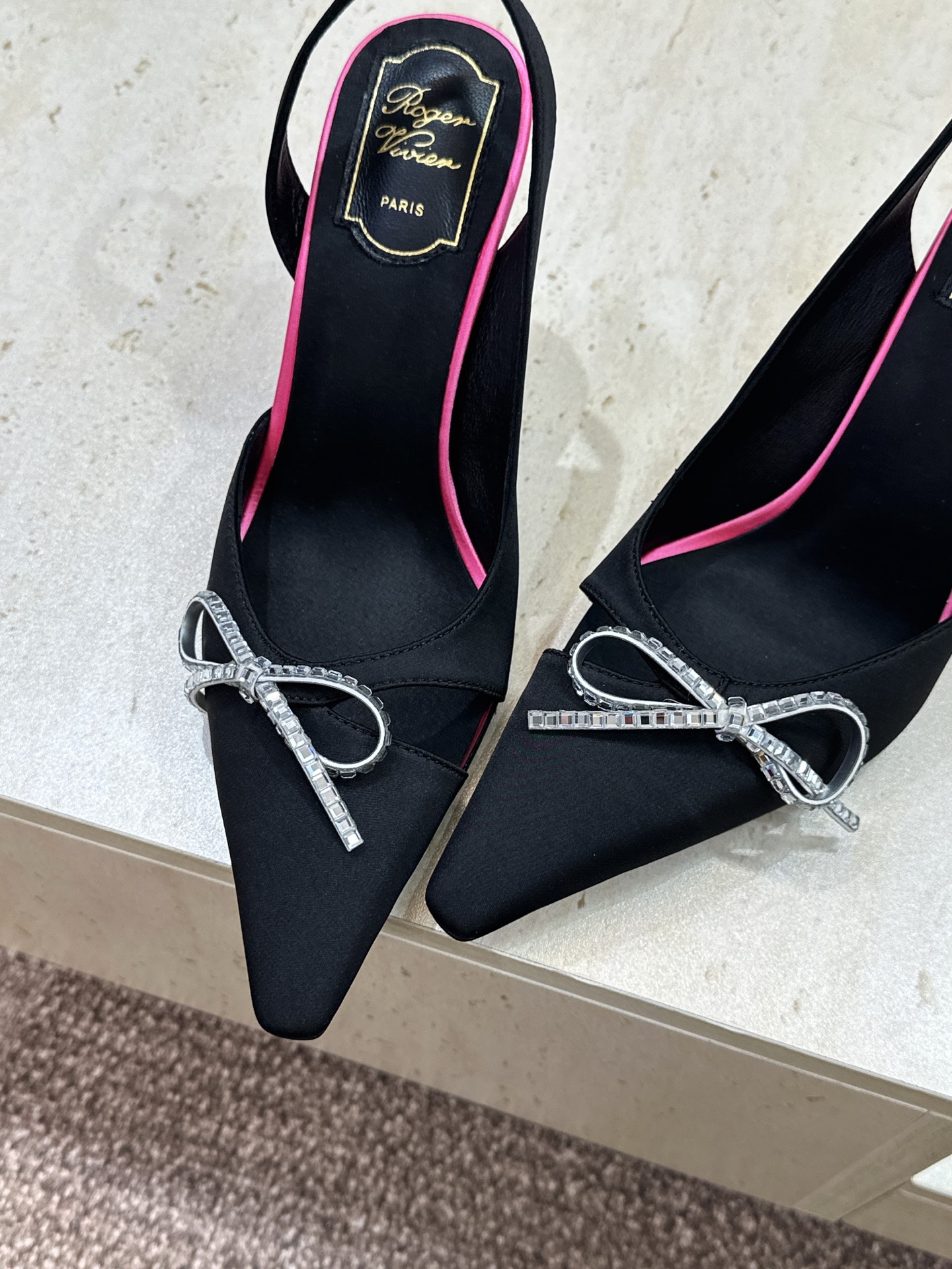 Roger  Vivier 罗杰.维维亚 2026春夏新款果冻色蝴蝶结水钻女婚鞋 RV明星同款字母log