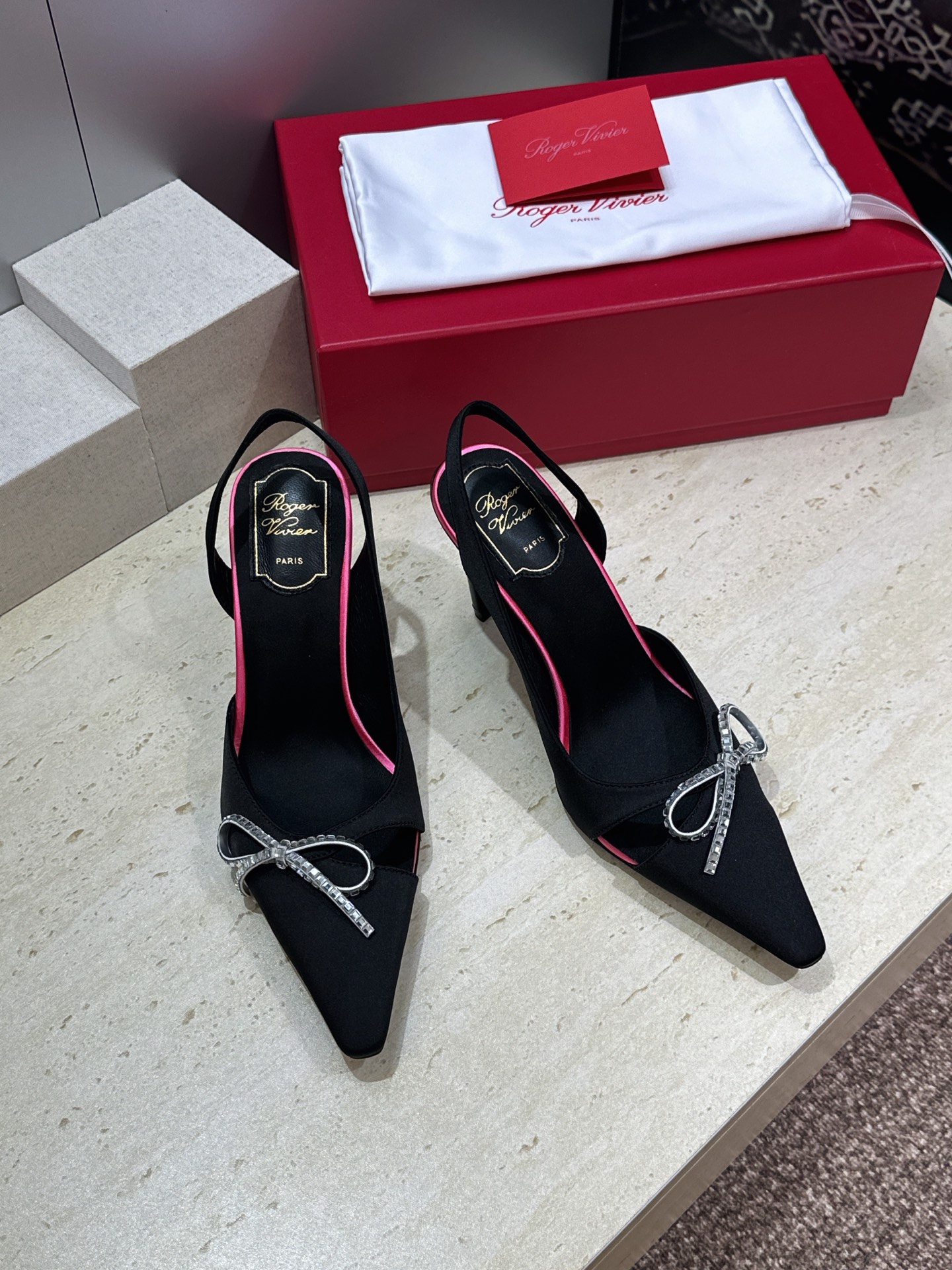 Roger  Vivier 罗杰.维维亚 2026春夏新款果冻色蝴蝶结水钻女婚鞋 RV明星同款字母log