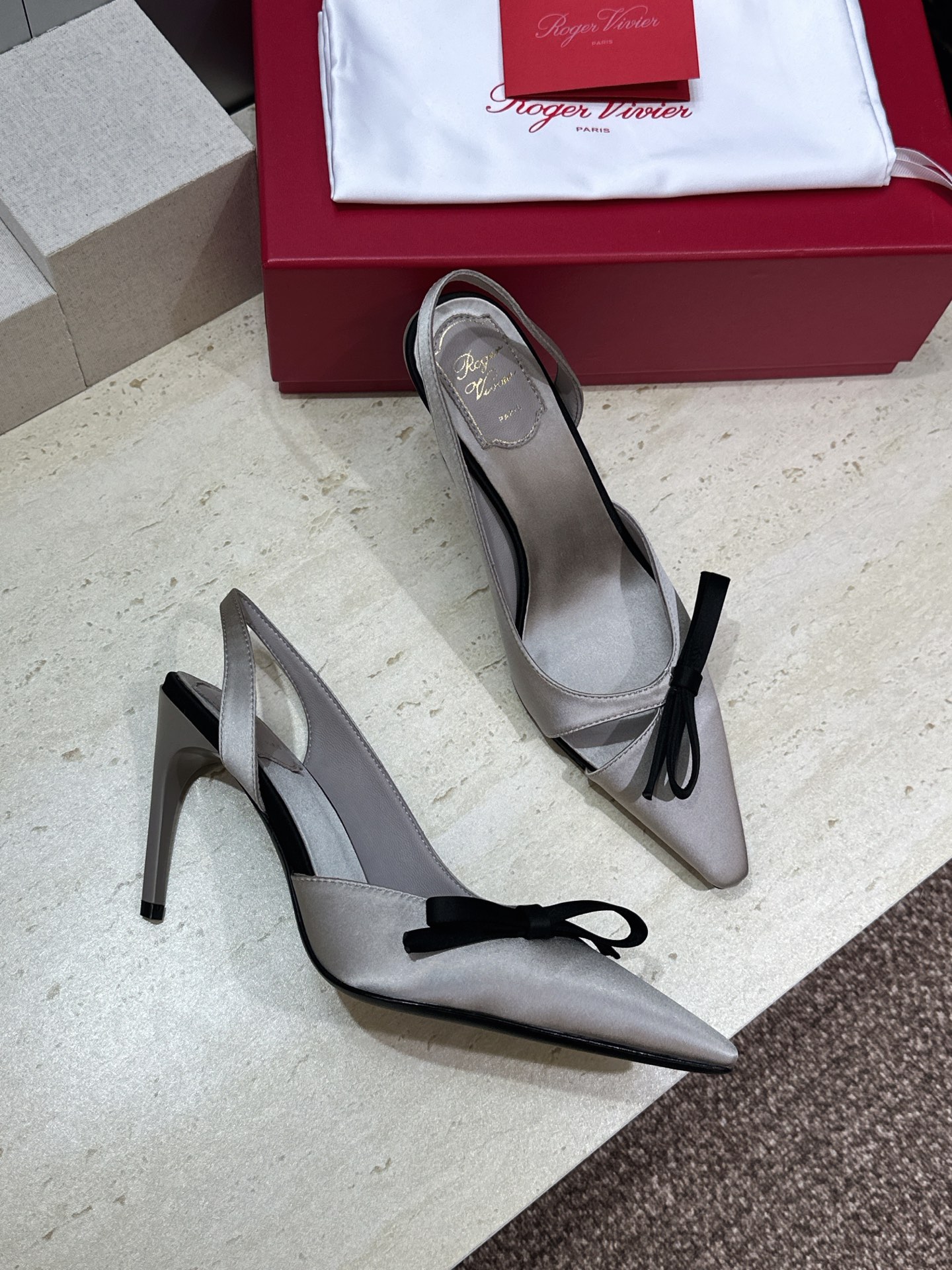 Roger  Vivier 罗杰.维维亚 2026春夏新款果冻色蝴蝶结水钻女婚鞋 RV明星同款字母log