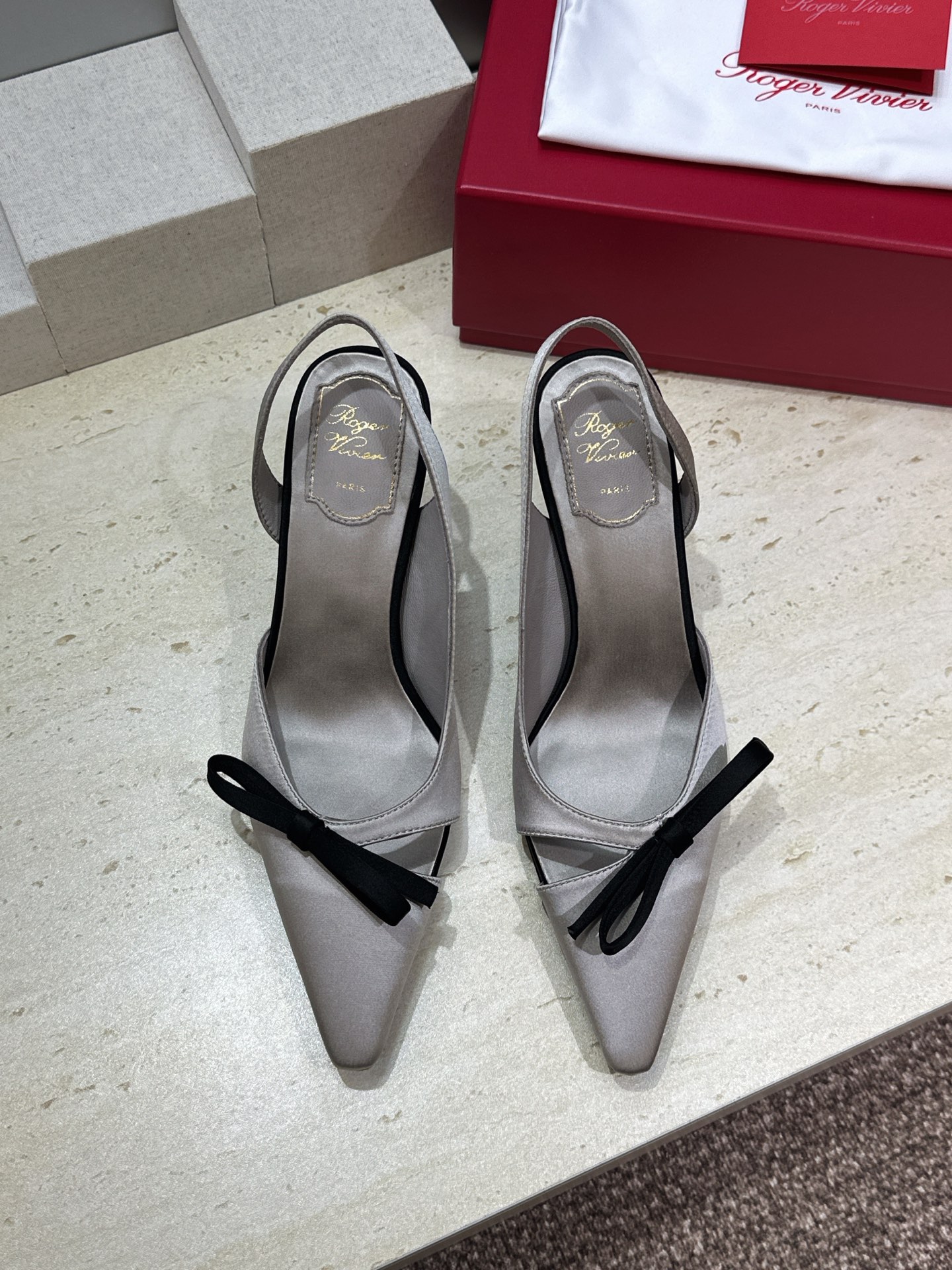 Roger  Vivier 罗杰.维维亚 2026春夏新款果冻色蝴蝶结水钻女婚鞋 RV明星同款字母log