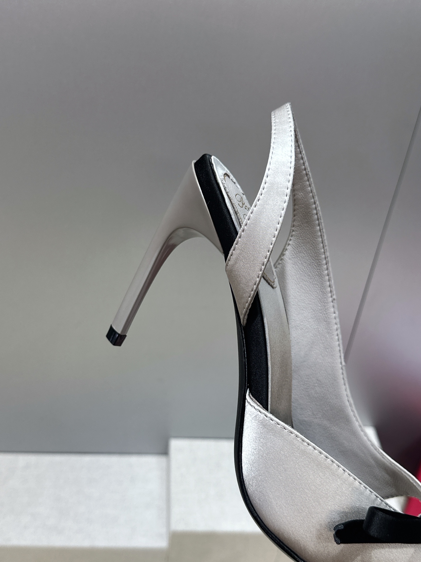 Roger  Vivier 罗杰.维维亚 2026春夏新款果冻色蝴蝶结水钻女婚鞋 RV明星同款字母log