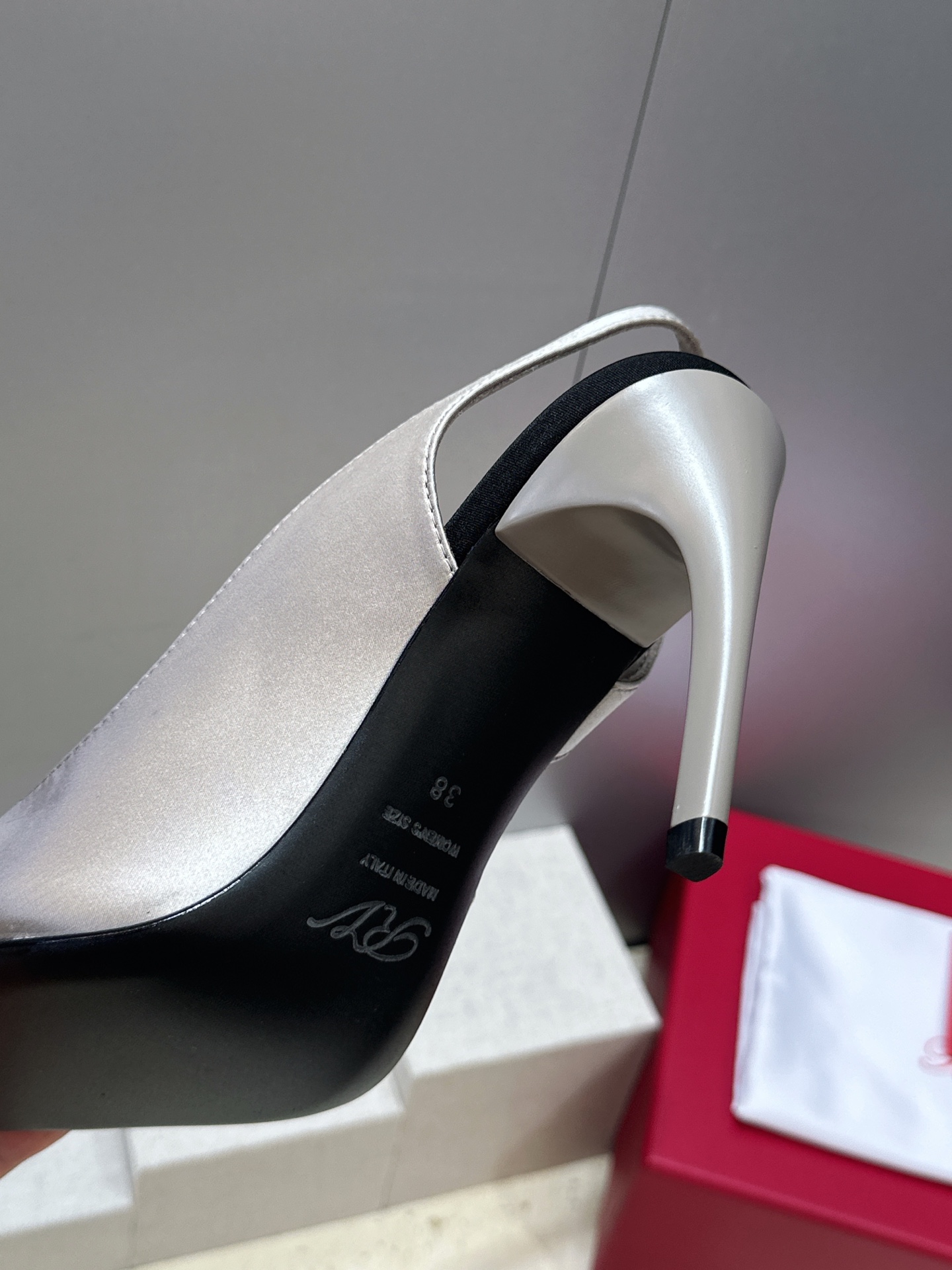 Roger  Vivier 罗杰.维维亚 2026春夏新款果冻色蝴蝶结水钻女婚鞋 RV明星同款字母log