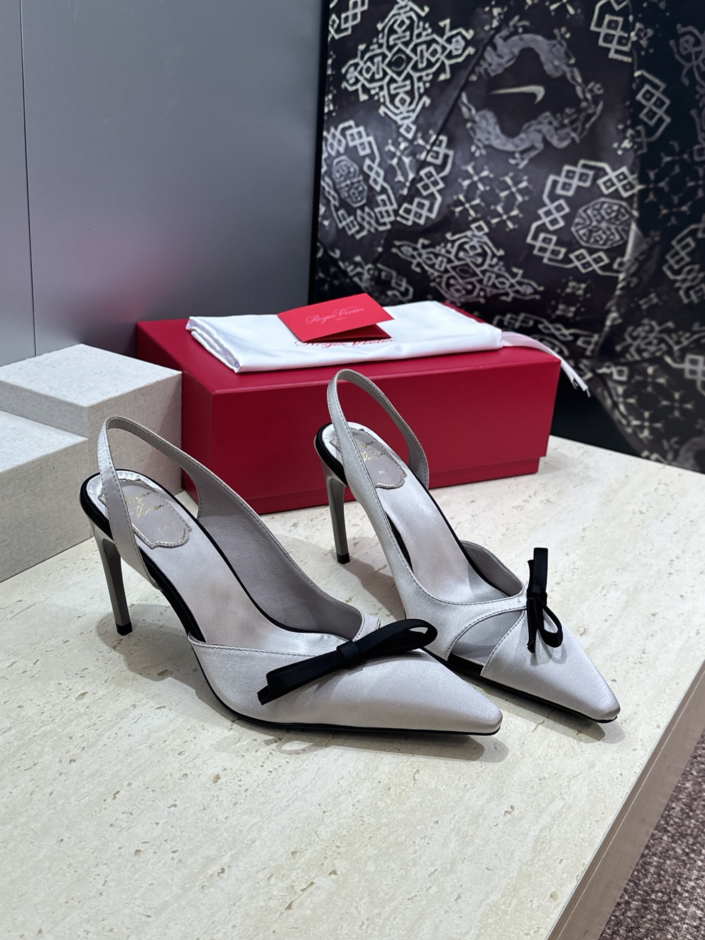 Roger  Vivier 罗杰.维维亚 2026春夏新款果冻色蝴蝶结水钻女婚鞋 RV明星同款字母log