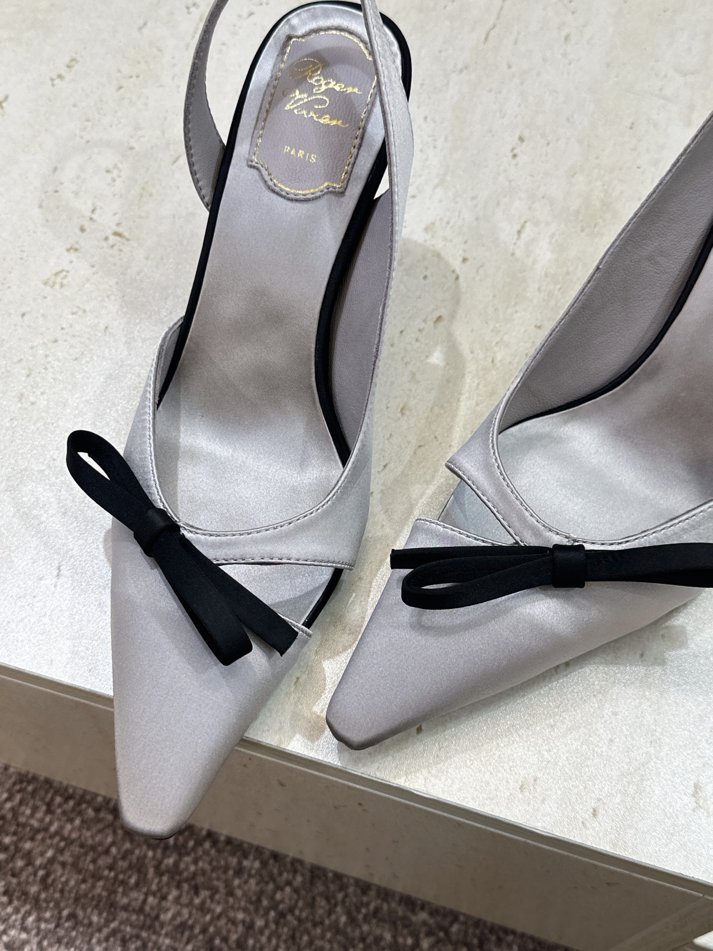 Roger  Vivier 罗杰.维维亚 2026春夏新款果冻色蝴蝶结水钻女婚鞋 RV明星同款字母log