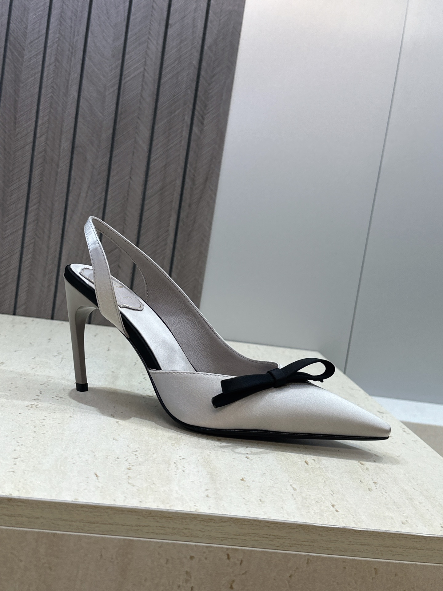 Roger  Vivier 罗杰.维维亚 2026春夏新款果冻色蝴蝶结水钻女婚鞋 RV明星同款字母log